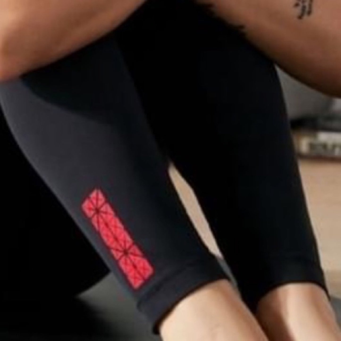 LULULEMON Member** Exclusive** Align tights w/ RED symbol size 6