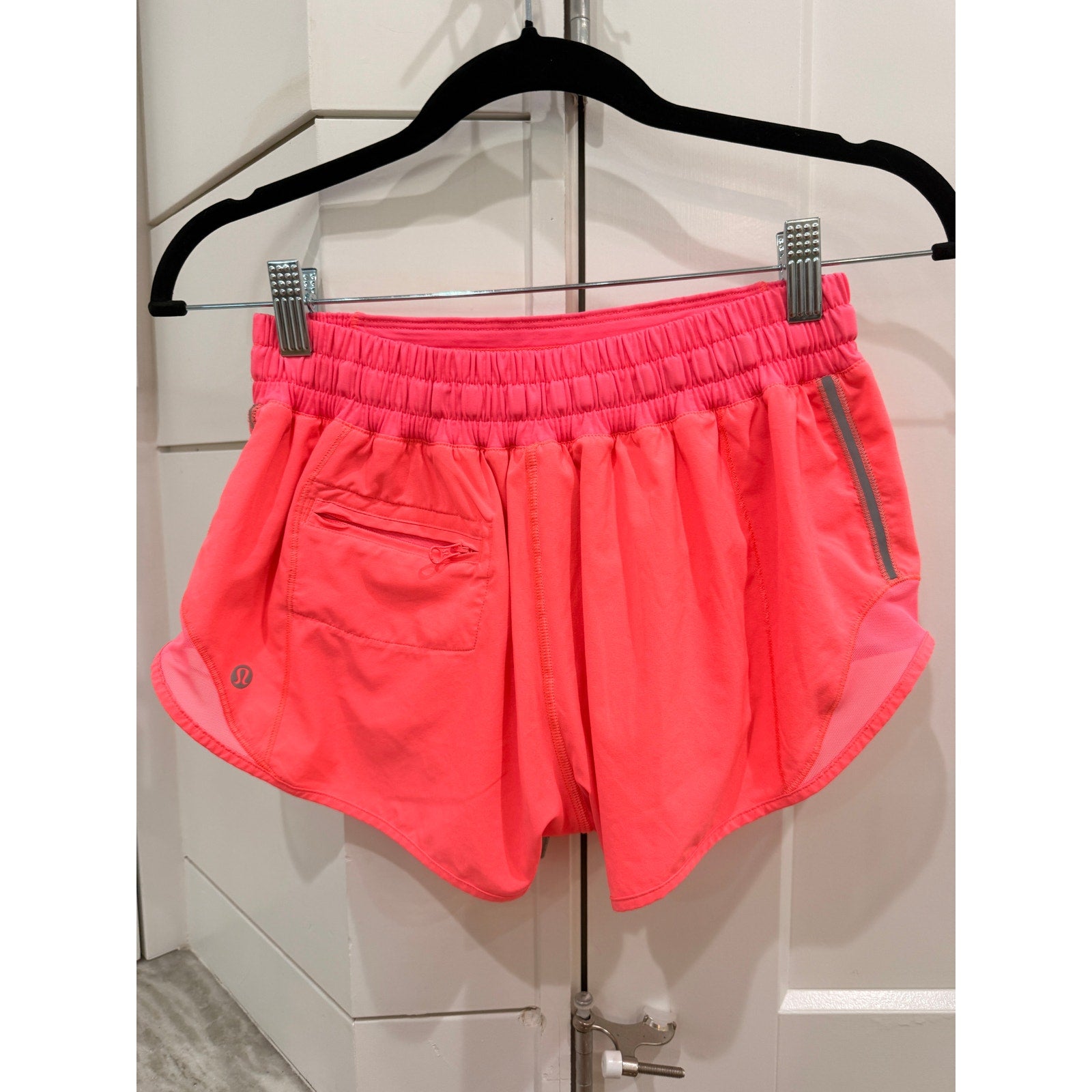 371 - Lululemon Hotty Hot Low-Rise Short 2.5" in Flash Light Sz 6