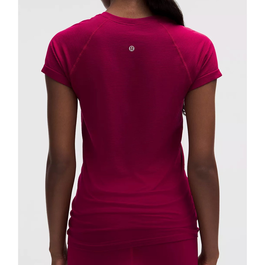 6489 - LULULEMON Swiftly Tech Sht-Slve Shirt Hip Lngth in Berry Rumble Sz 10 **PULL