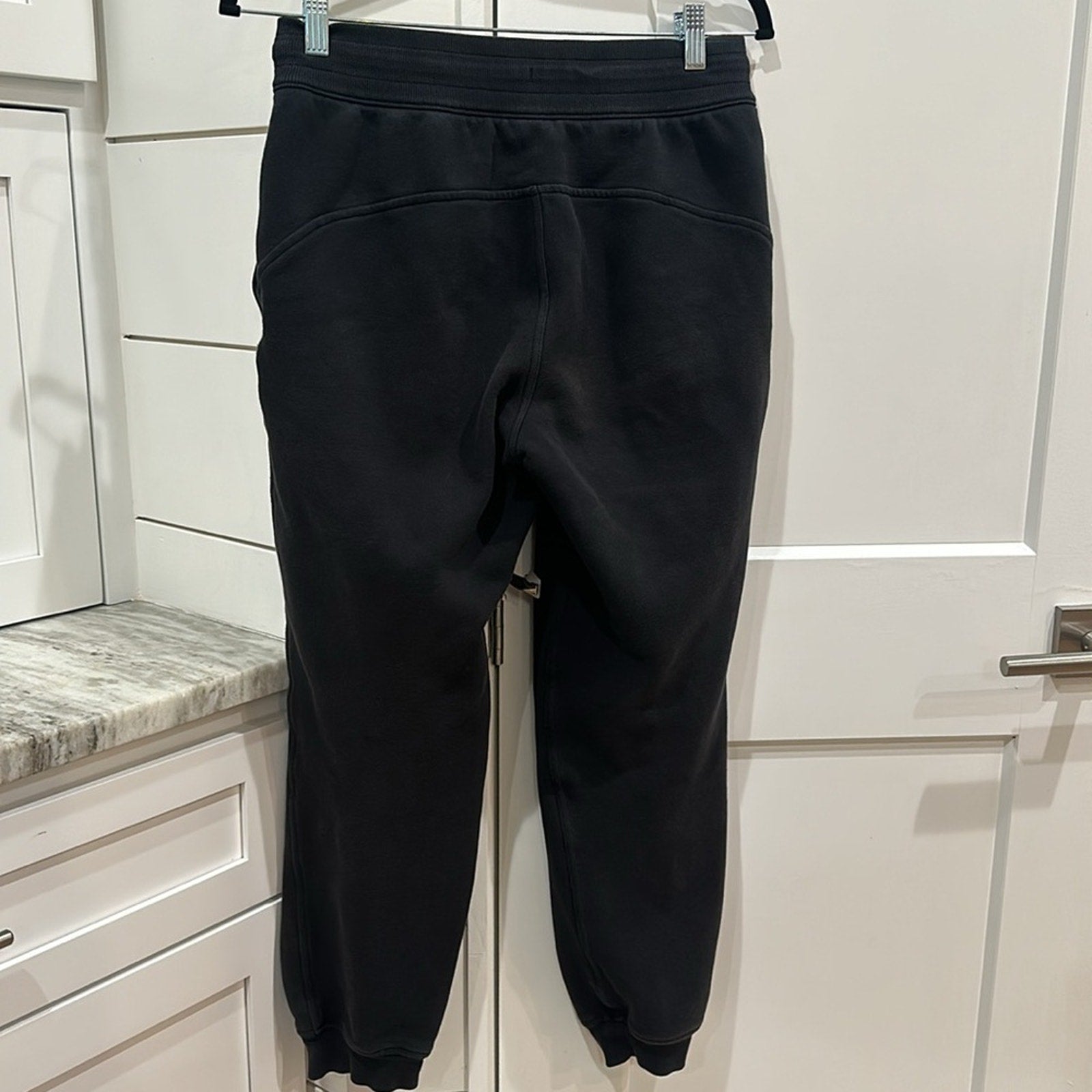 (6321) LULULEMON SCUBA JOGGERS in SZ 6 in BLACK