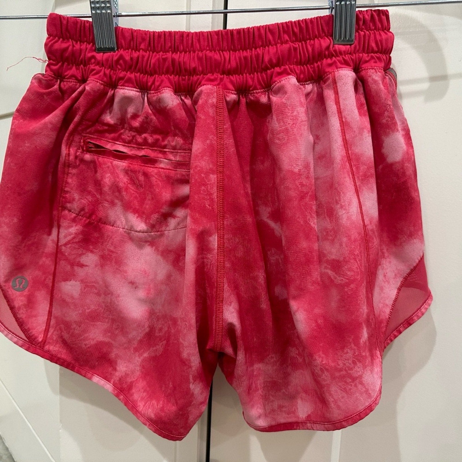 (2172) LULULEMON HOTTY HOT SHORTS Sz 4 **LOVED**