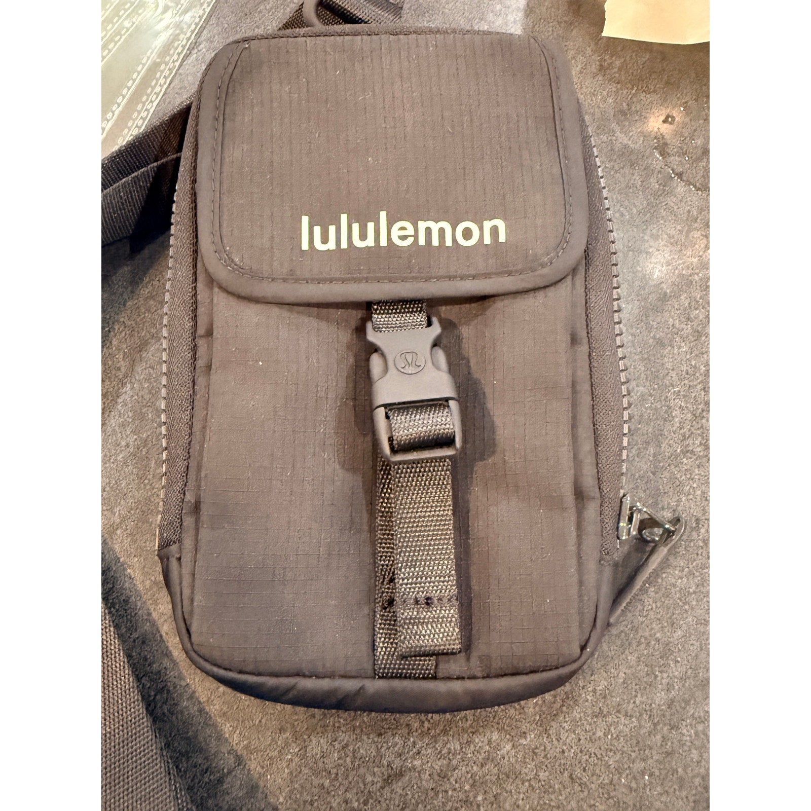 0087 LULULEMON EASY ACCESS CROSSBODY **FLAW