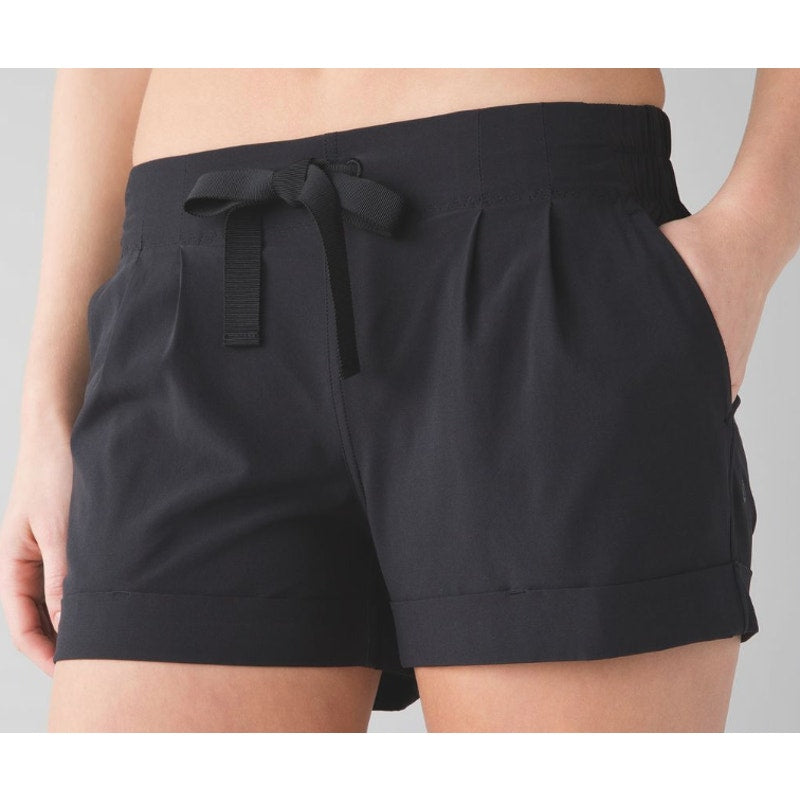 42 - Lululemon Spring Break Away Short II Black Sz 6