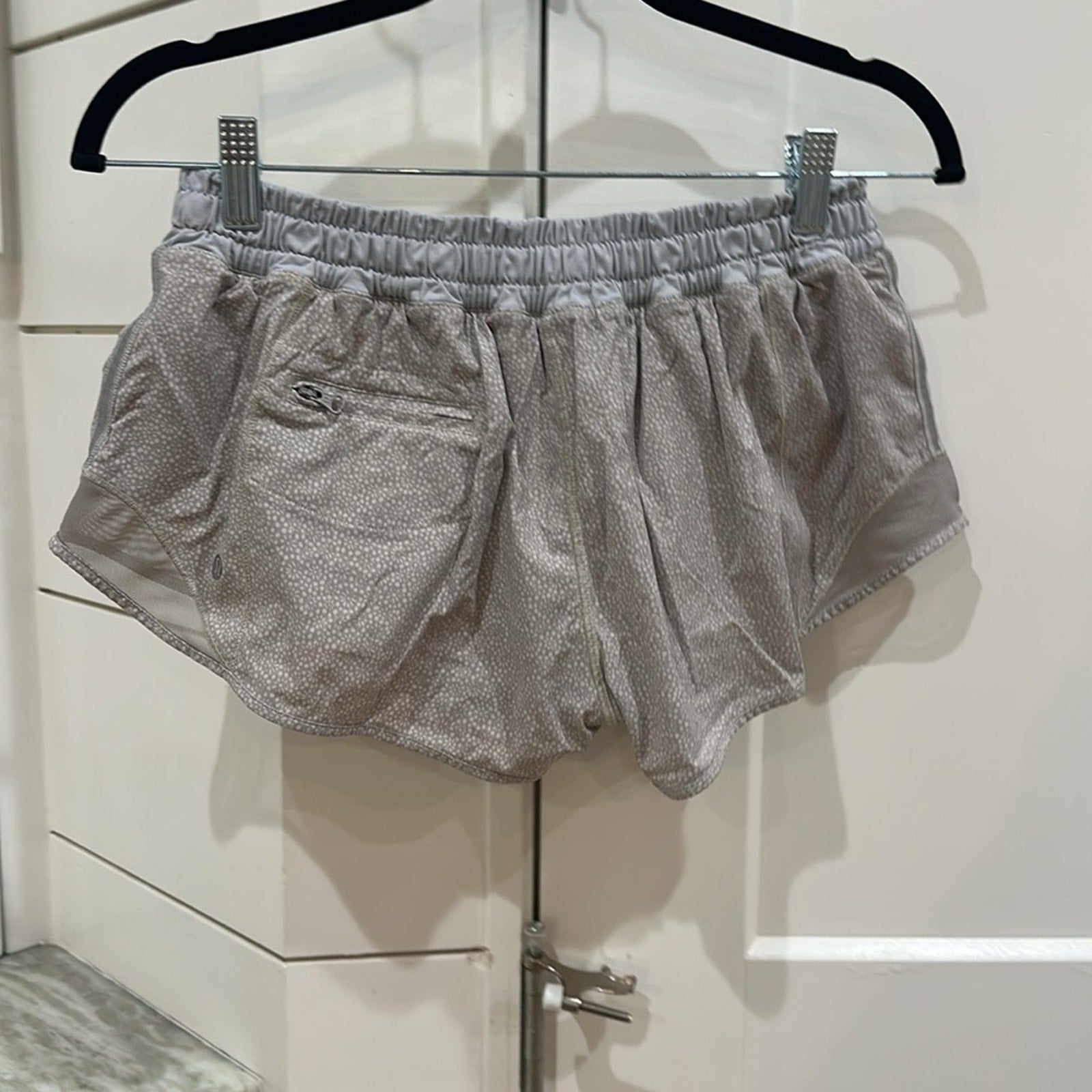 (6165) LULULEMON Hotty Hot Short II *2.5" Sz 8 **LOVED *GUC