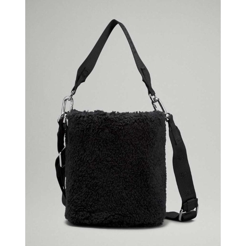 0256  Lululemon Crossbody Fleece Bucket Bag 2.5L Black *LOVED