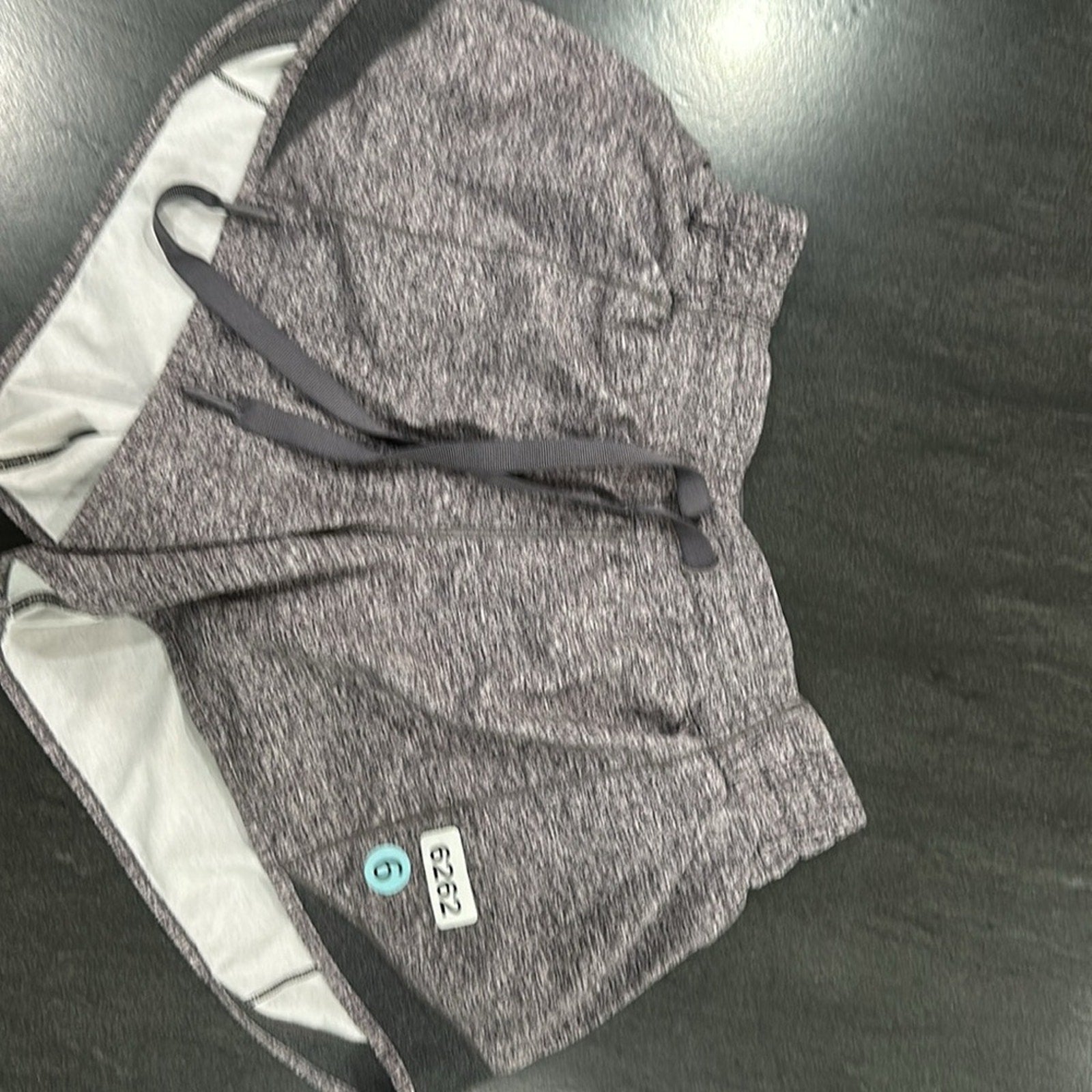 (6262) LULULEMON Hotty Hot Short (4" ) Heathered Black in Sz 6 *Loved