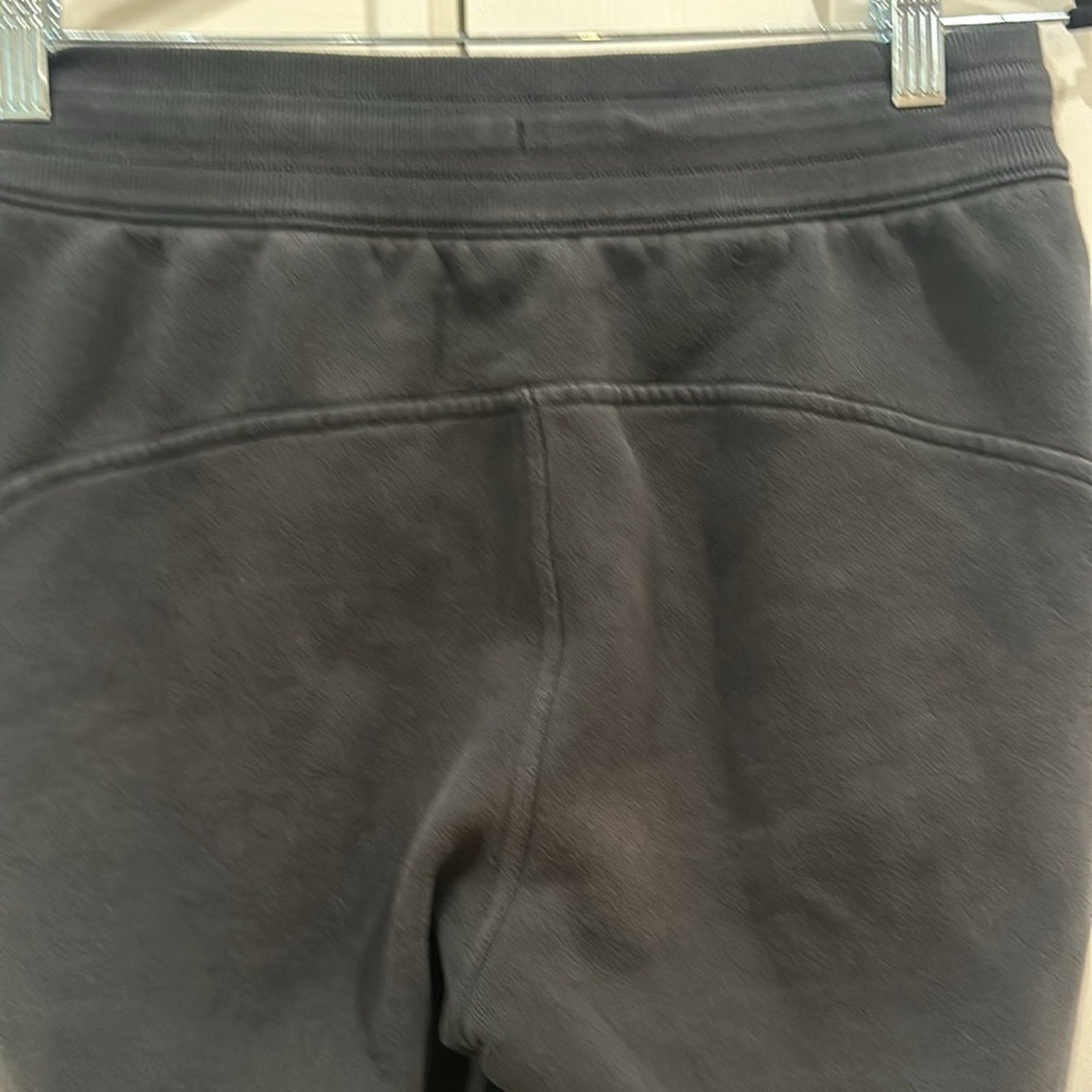 (6321) LULULEMON SCUBA JOGGERS in SZ 6 in BLACK
