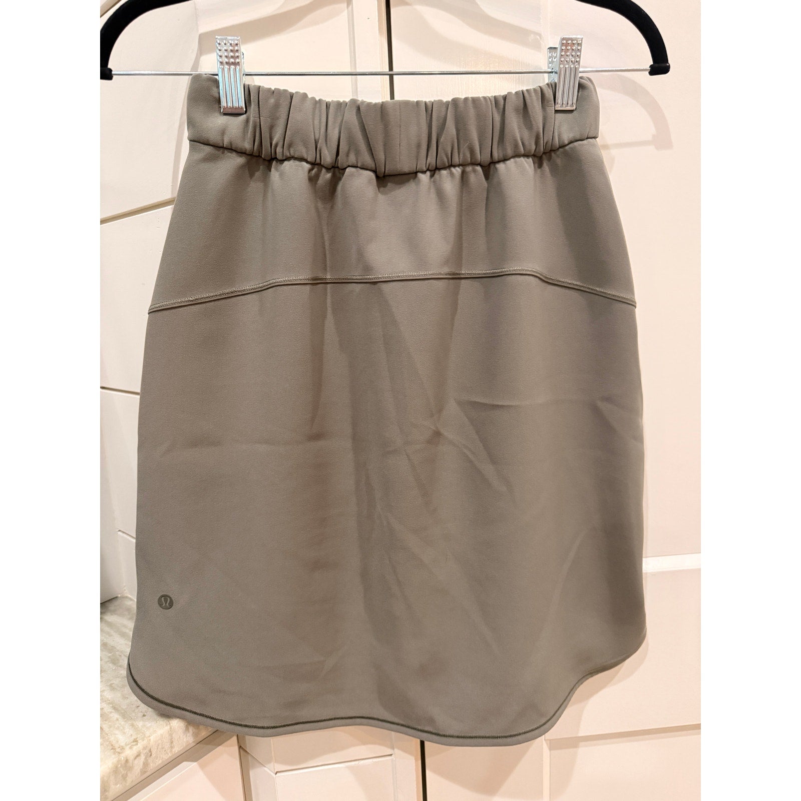 0041 LULULEMON On The Fly Skirt *Woven Grey Sage sz 4 *LOVED