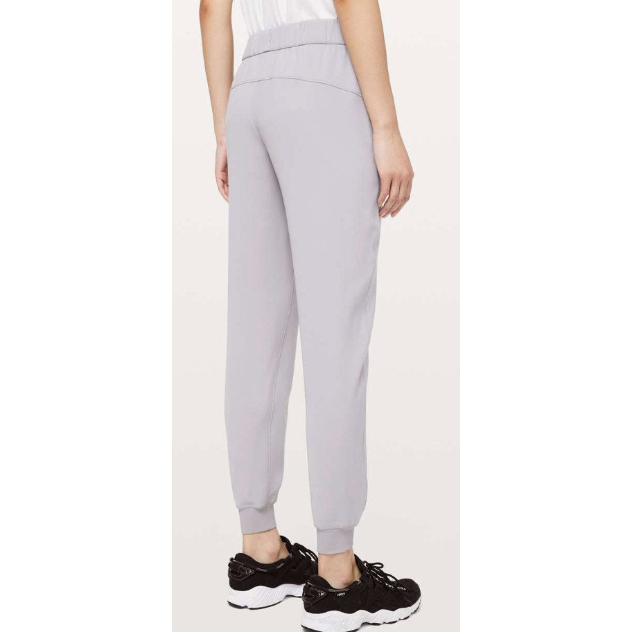 453 - LULULEMON On The Fly Jogger in Silverscreen Sz 6