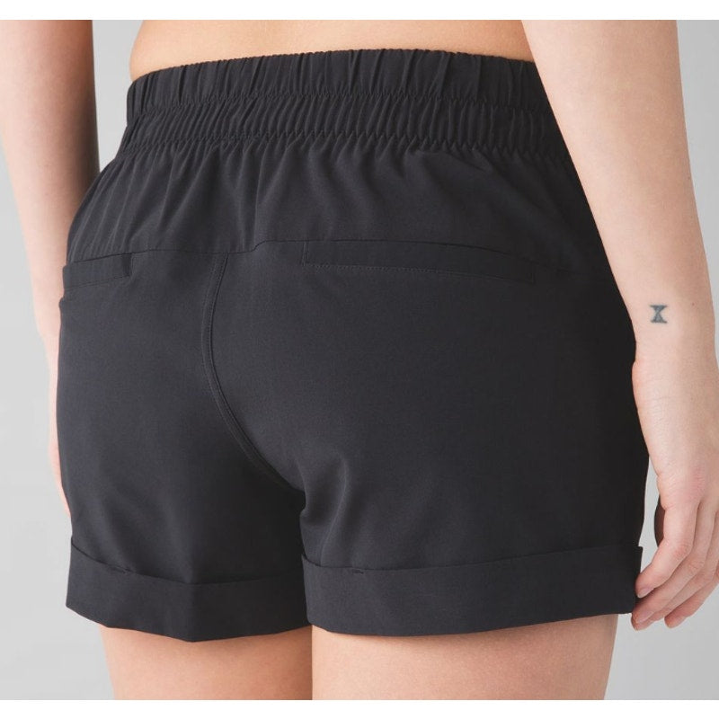 42 - Lululemon Spring Break Away Short II Black Sz 6