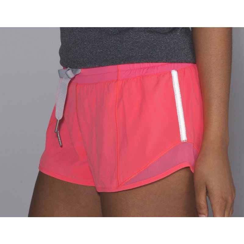 371 - Lululemon Hotty Hot Low-Rise Short 2.5" in Flash Light Sz 6