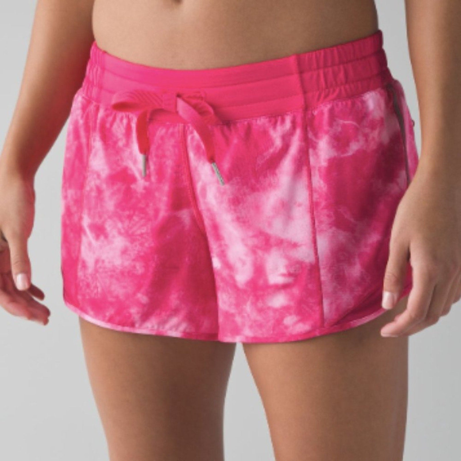 (2172) LULULEMON HOTTY HOT SHORTS Sz 4 **LOVED**