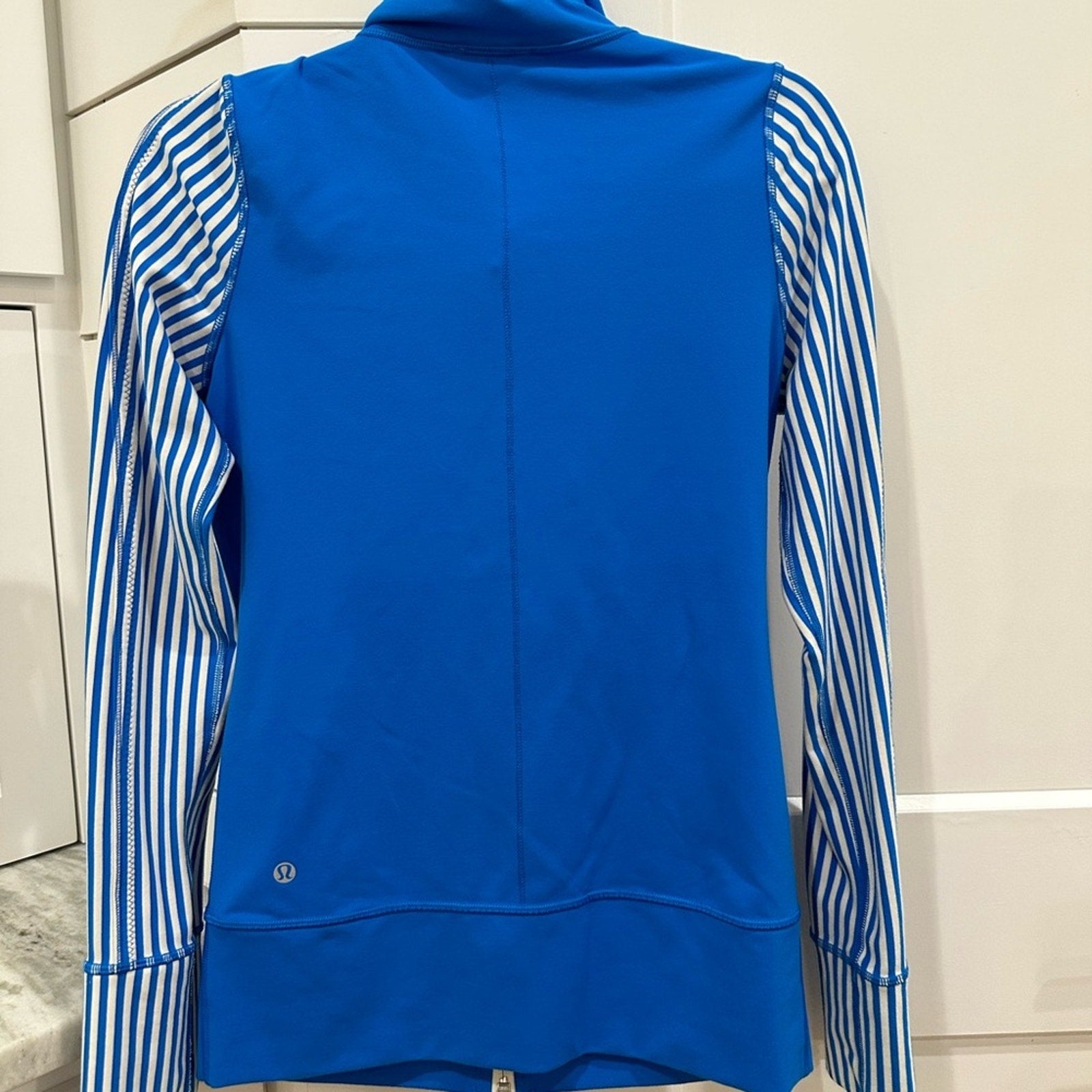 (2173) LULULEMON Daily Yoga Jacket Sz 4 **LOVED**