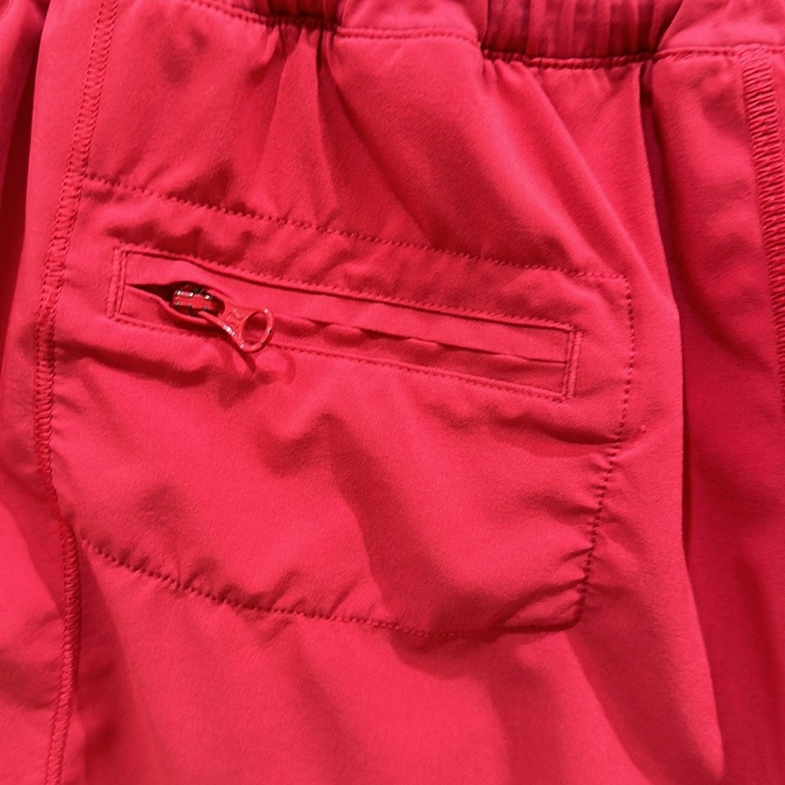 (6202) LULULEMON Hotty Hot Short  4" in Sz 6 in Boom Juice *LOVED *GUC
