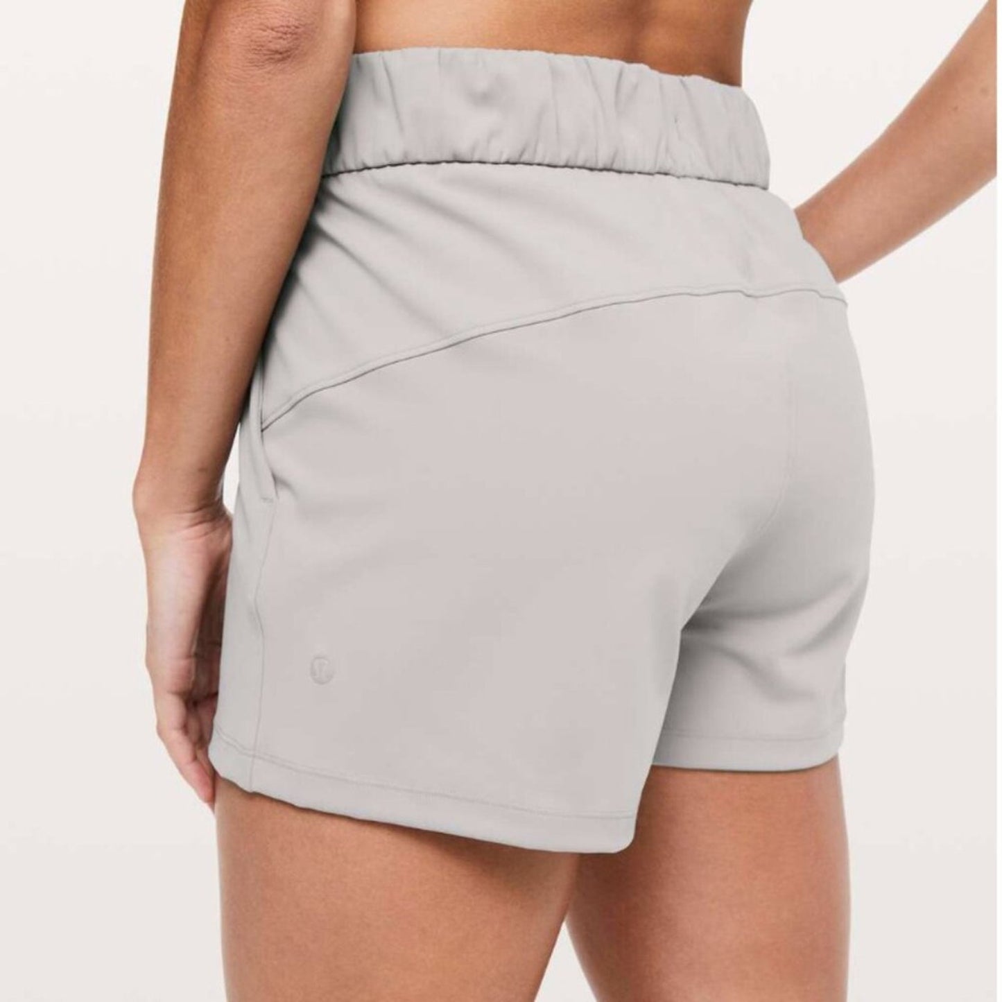 6927 Lululemon On The Fly Short *2.5" Dark Chrome Sz 4