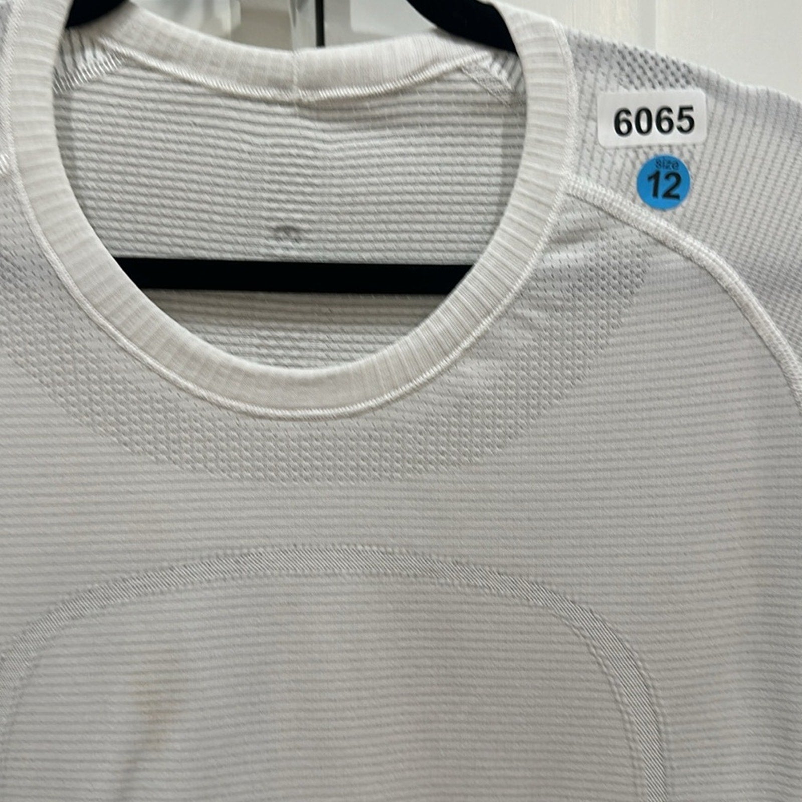 6065 - LULULEMON RUN: Swiftly Tech Short Sleeve Crew Sz 12 **FLAW