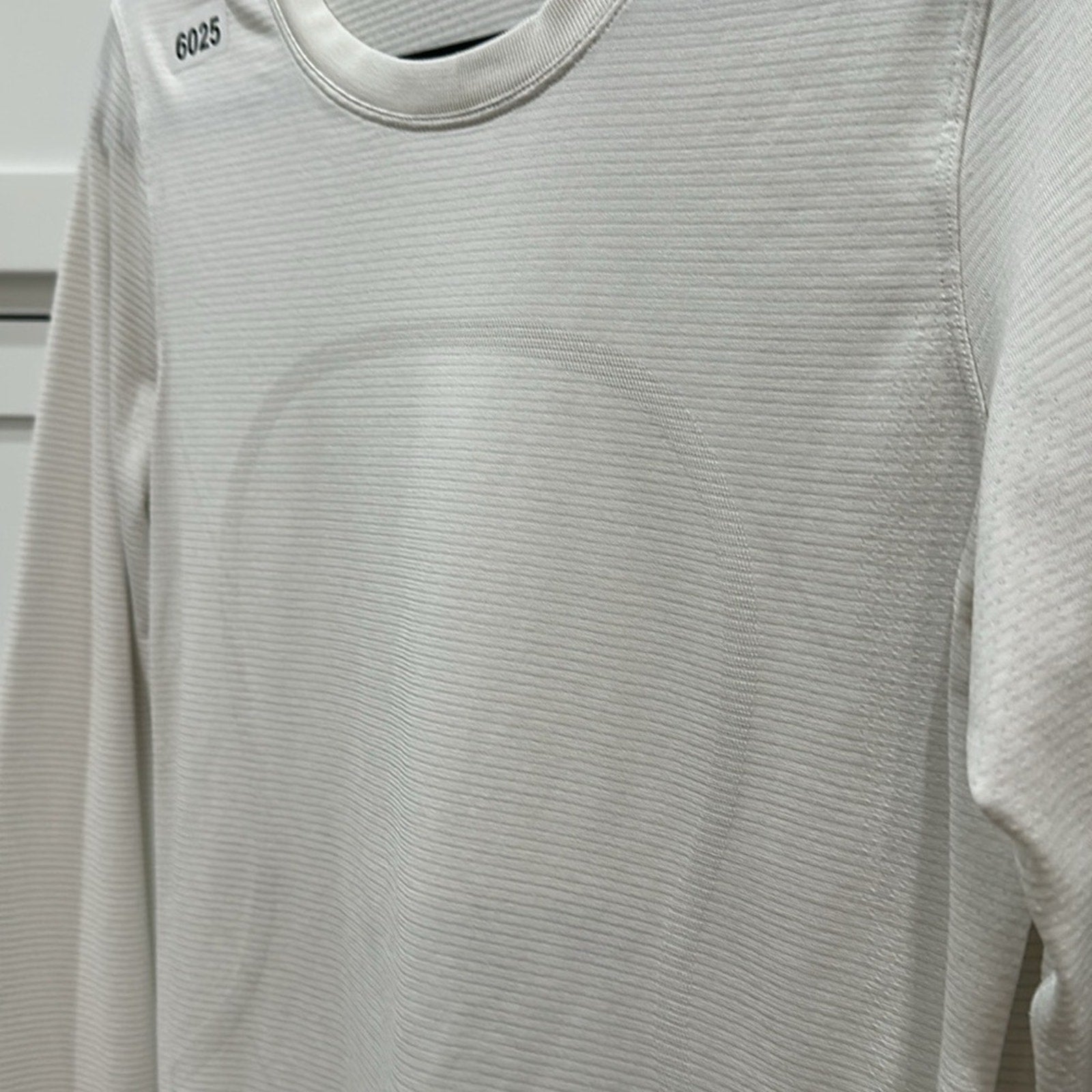 6025 - LULULEMON RUN: Swiftly Tech Long Sleeve Crew Sz 6 WHITE