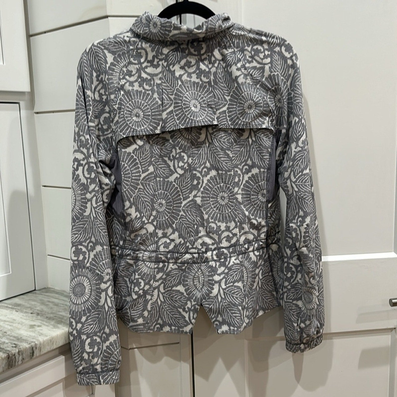 (2475) LULULEMON Run: Travel To Track Jacket *Print Sz 10/12 P2P=17.5" **LOVED**