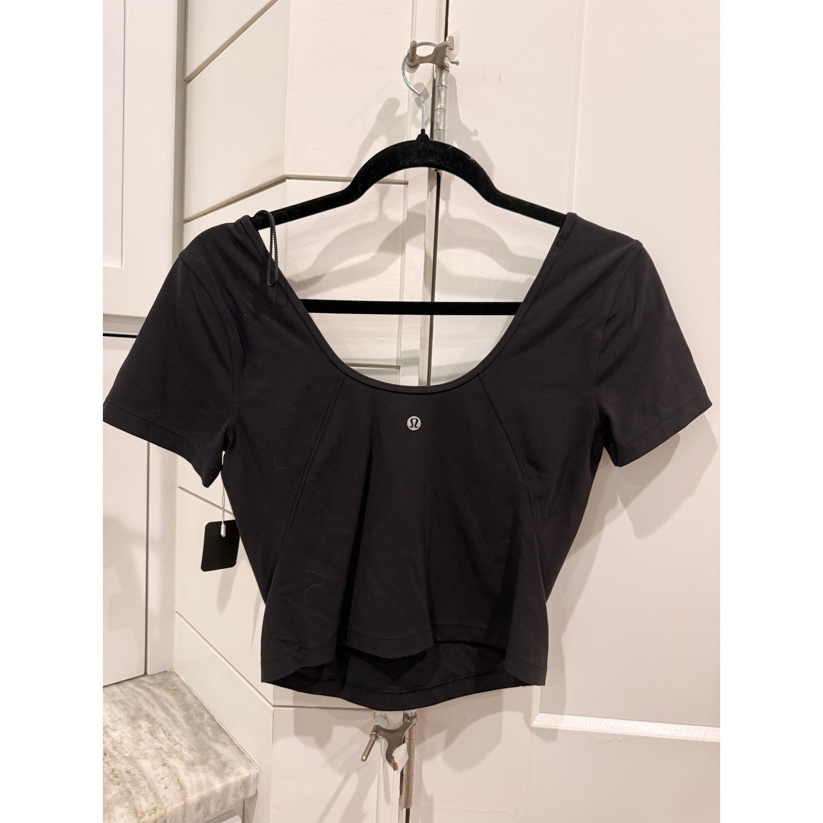 51 - LULULEMON ALIGN TEE in Black Sz 4