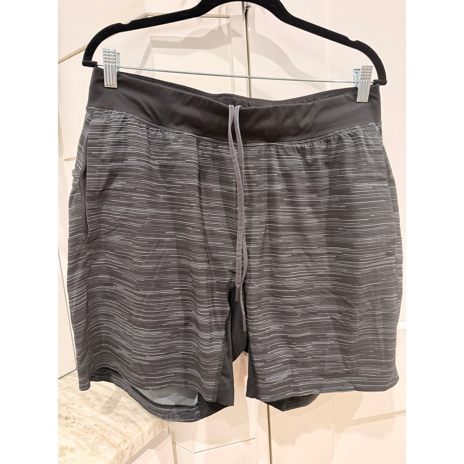 345 - LULULEMON Mens Short in Less Space Black Greyt Sz XL