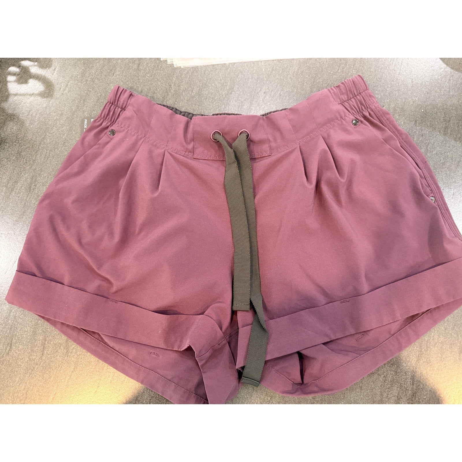 6452 LULULEMON Spring Break Away Short in Maroom Sz 8
