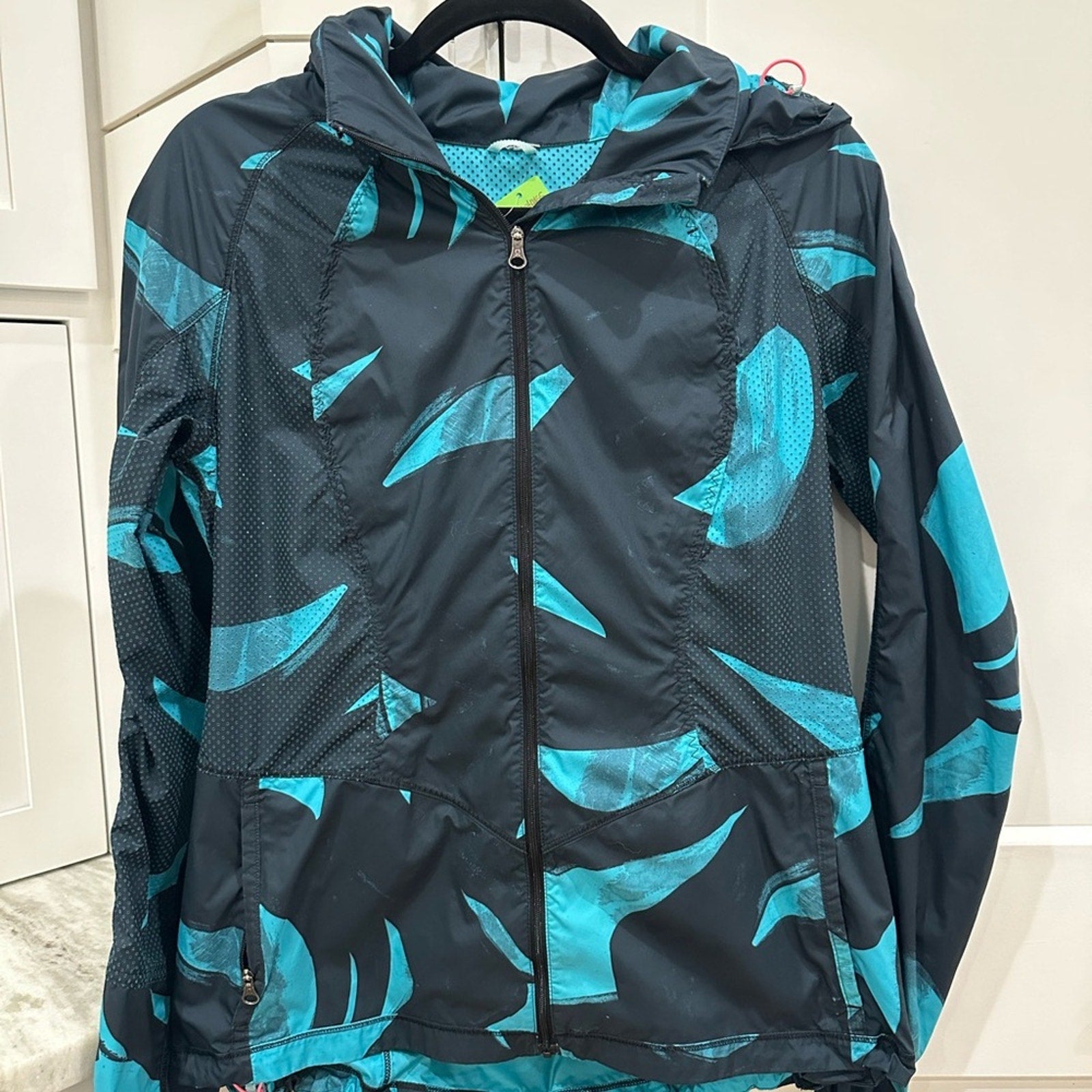 (2175) LULULEMON Back Pack It Jacket Sz 8 **LOVED**