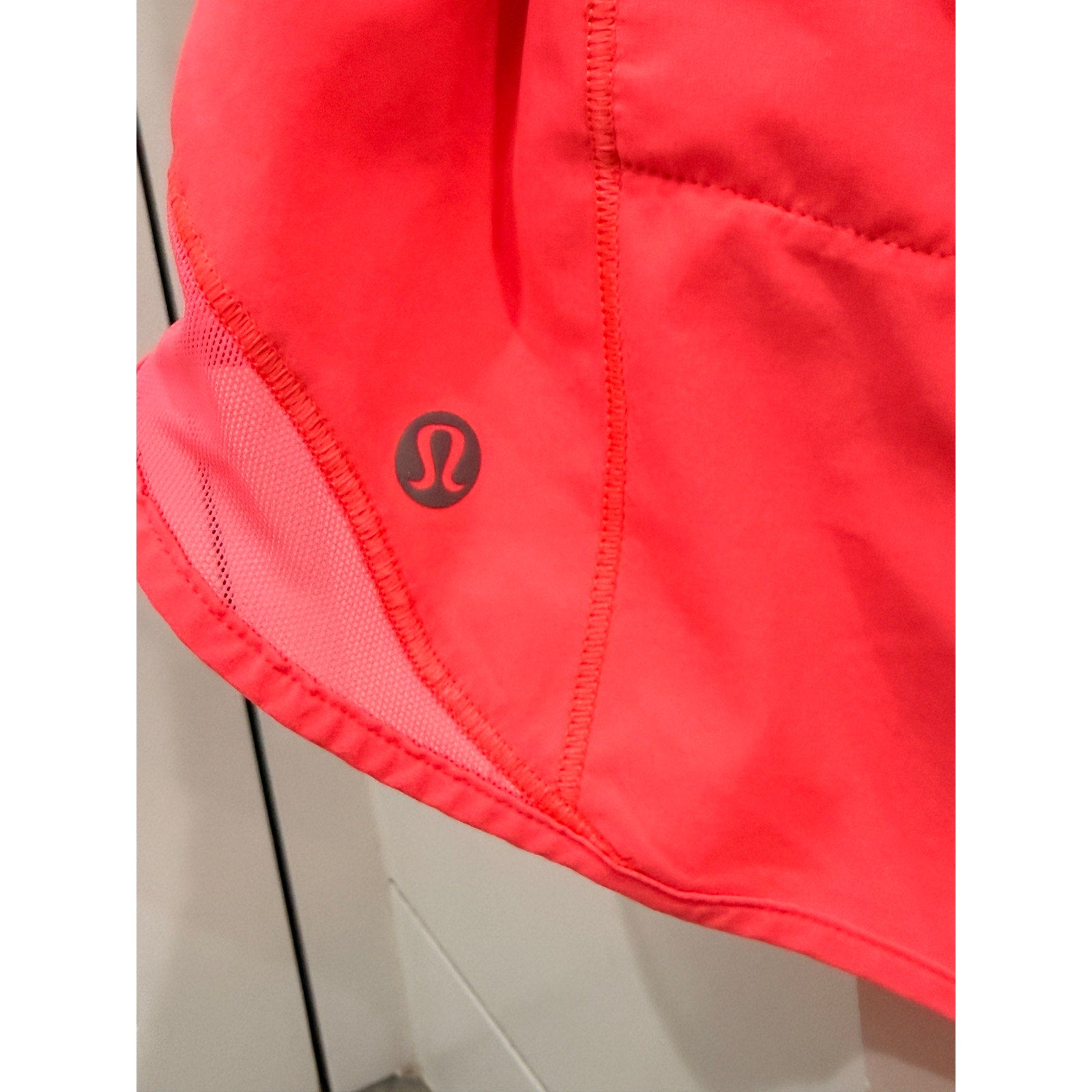 371 - Lululemon Hotty Hot Low-Rise Short 2.5" in Flash Light Sz 6
