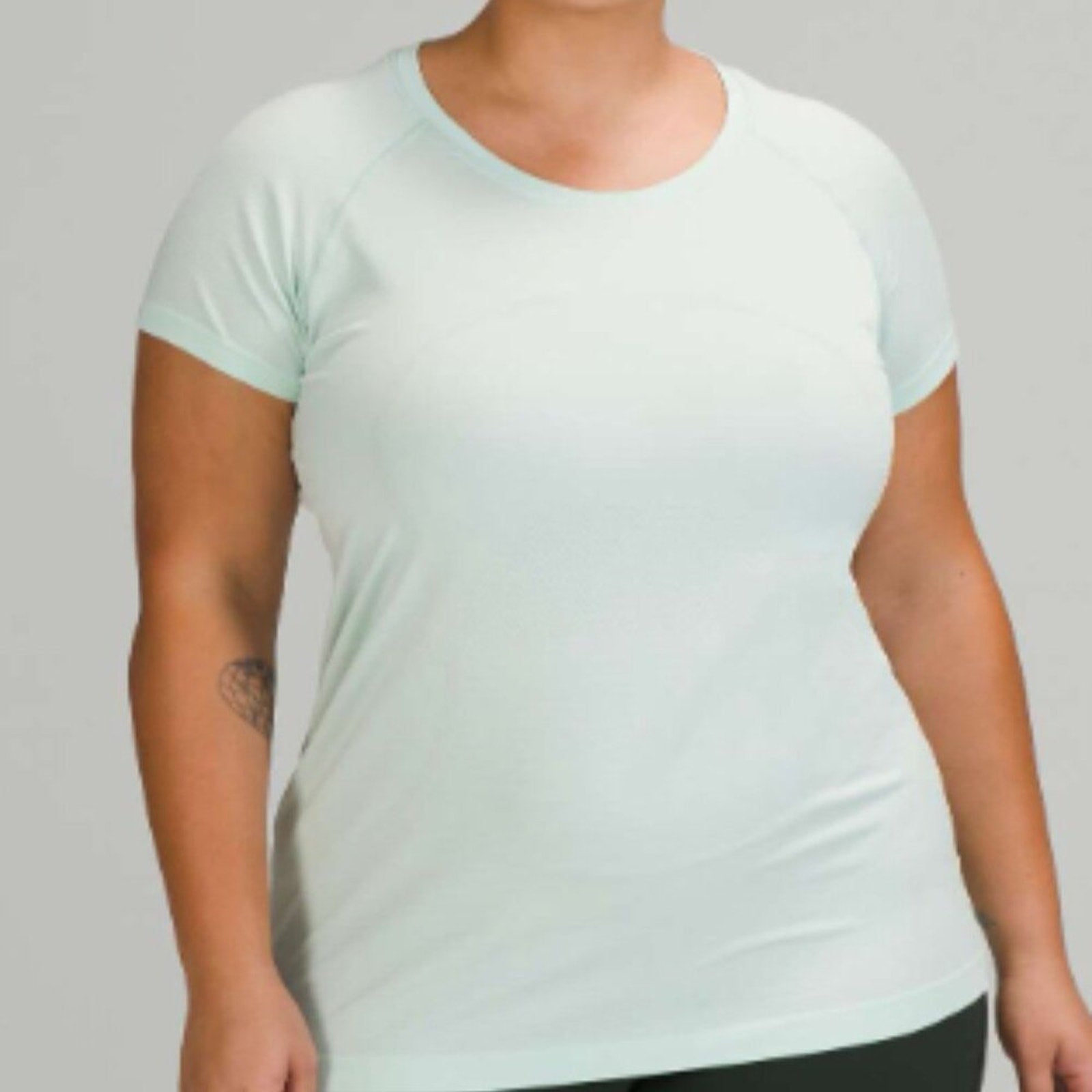 6077 - LULULEMON RUN: Swiftly Tech Short Sleeve Crew Sz 6 **LOVED