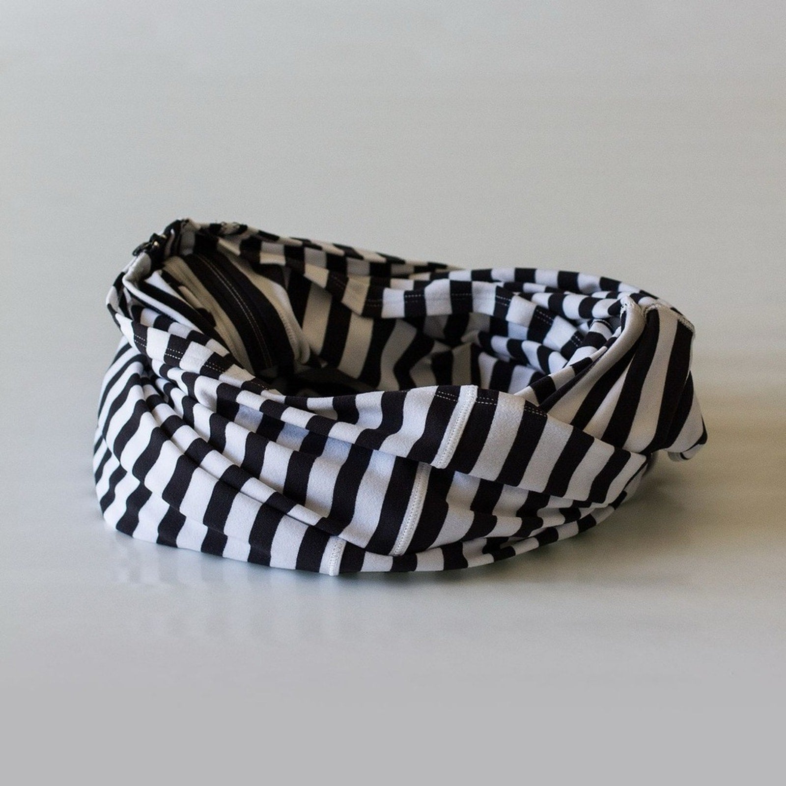 419 - LULULEMON Vinyasa Scarf *Zips Apex Stripe Black White OS