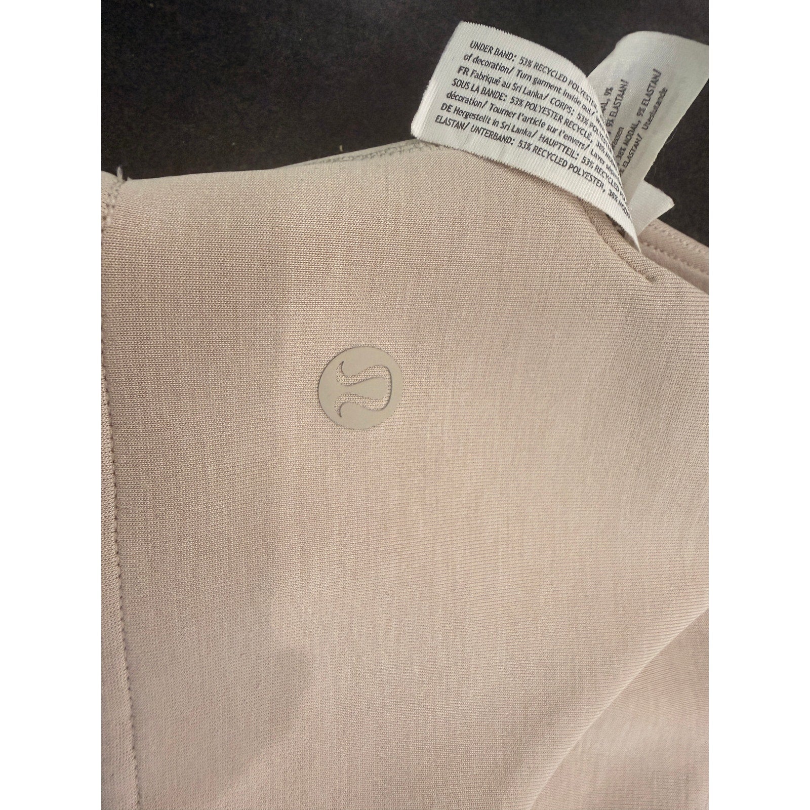 6432- Lululemon Softstreme Scoop-Neck Bra Sz 6 **FLAW on front