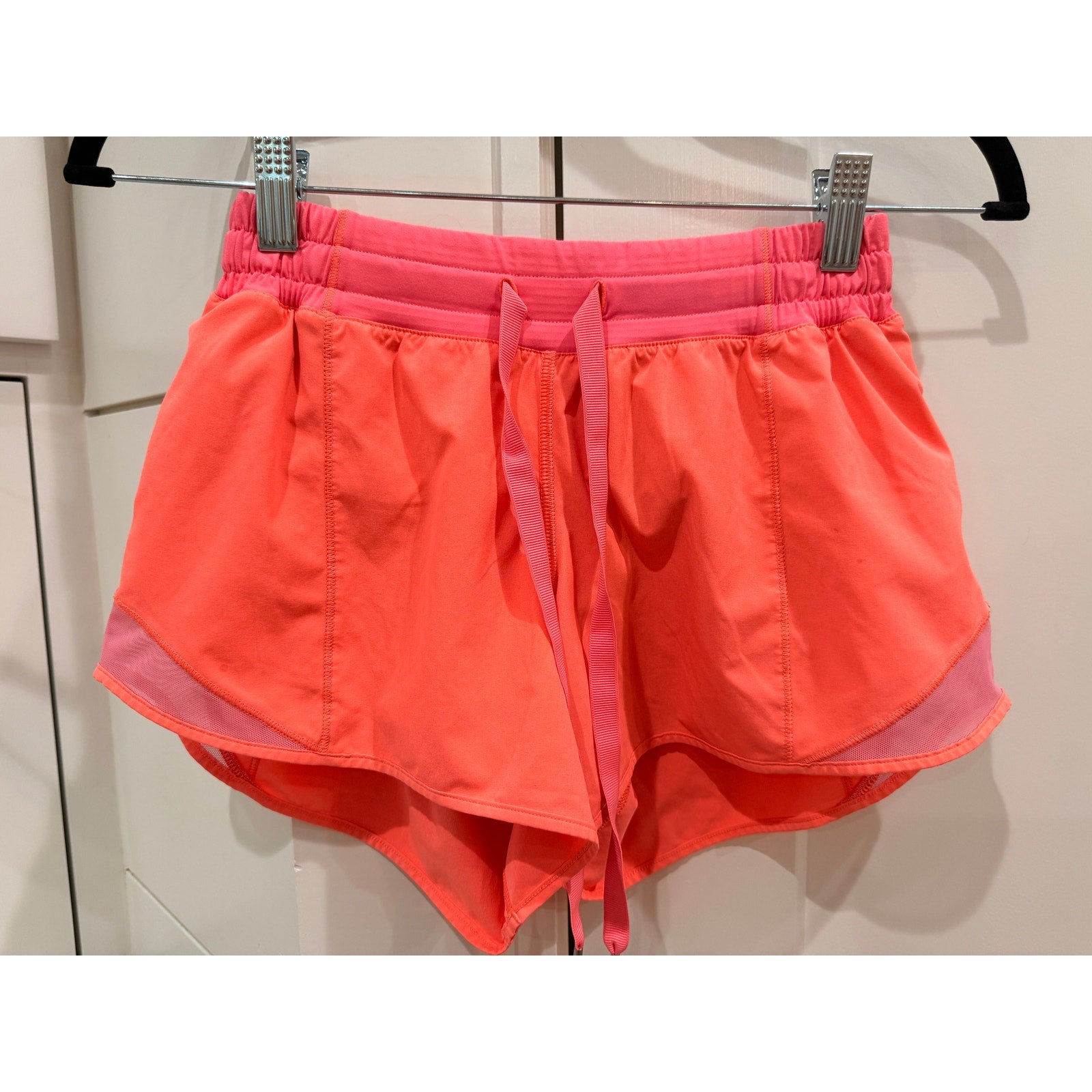 435 - Lululemon Hotty Hot Short II *Long 4" in Grapefruit Sz 4 *Spots