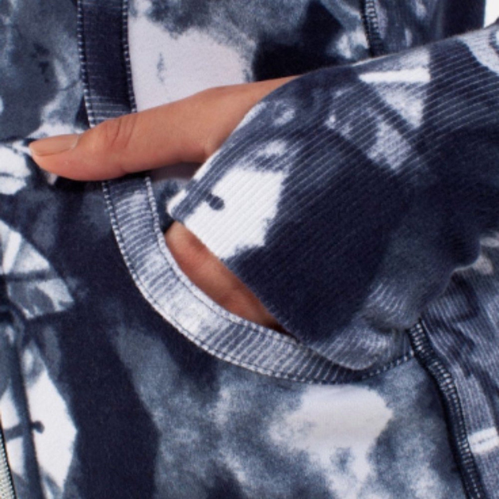 (2354) LULULEMON Scuba Hoodie *Print in Sz 4