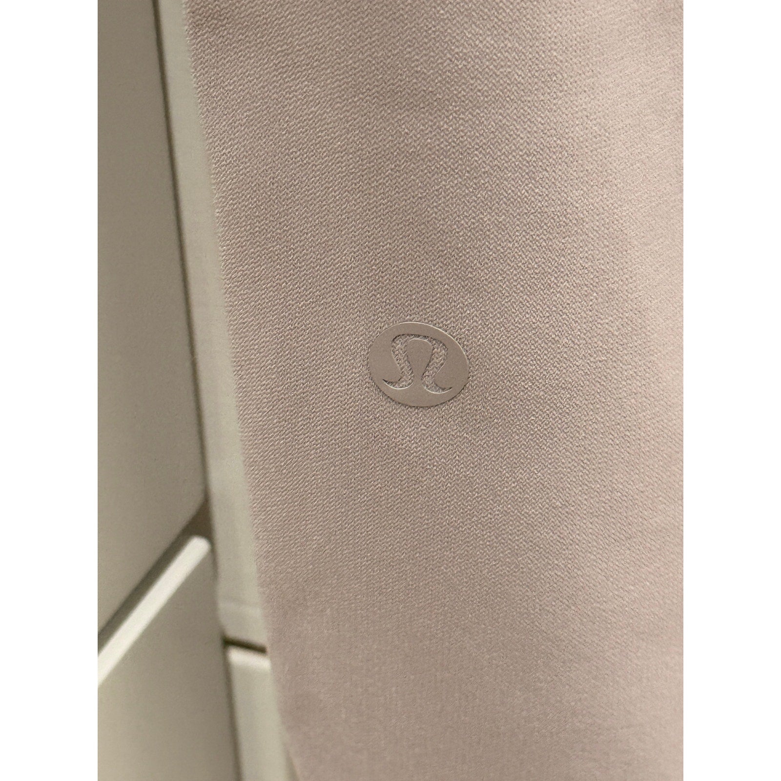 453 - LULULEMON On The Fly Jogger in Silverscreen Sz 6