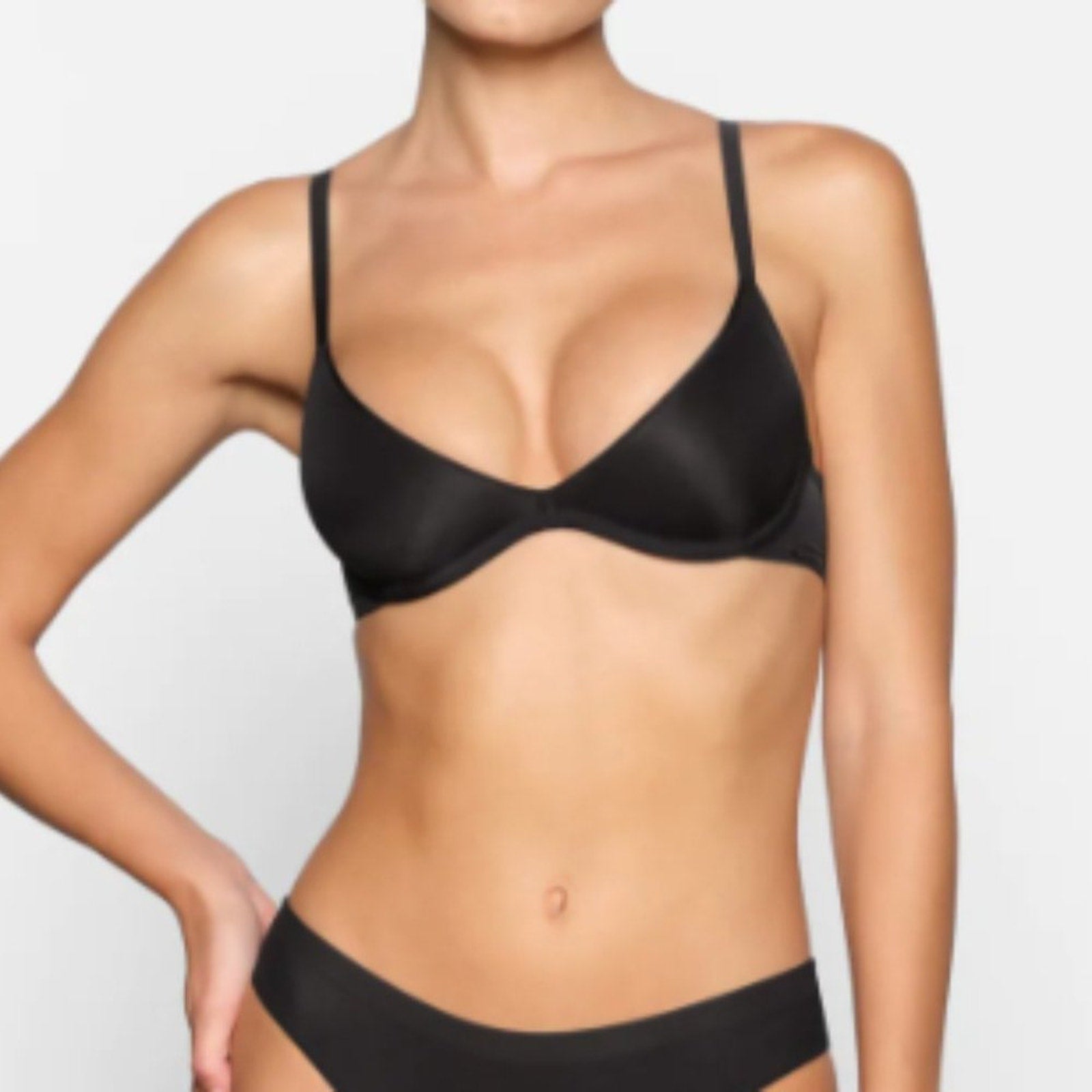 (2272) SKIMS NWT WEIGHTLESS SCOOP BRA in ONYX 36D