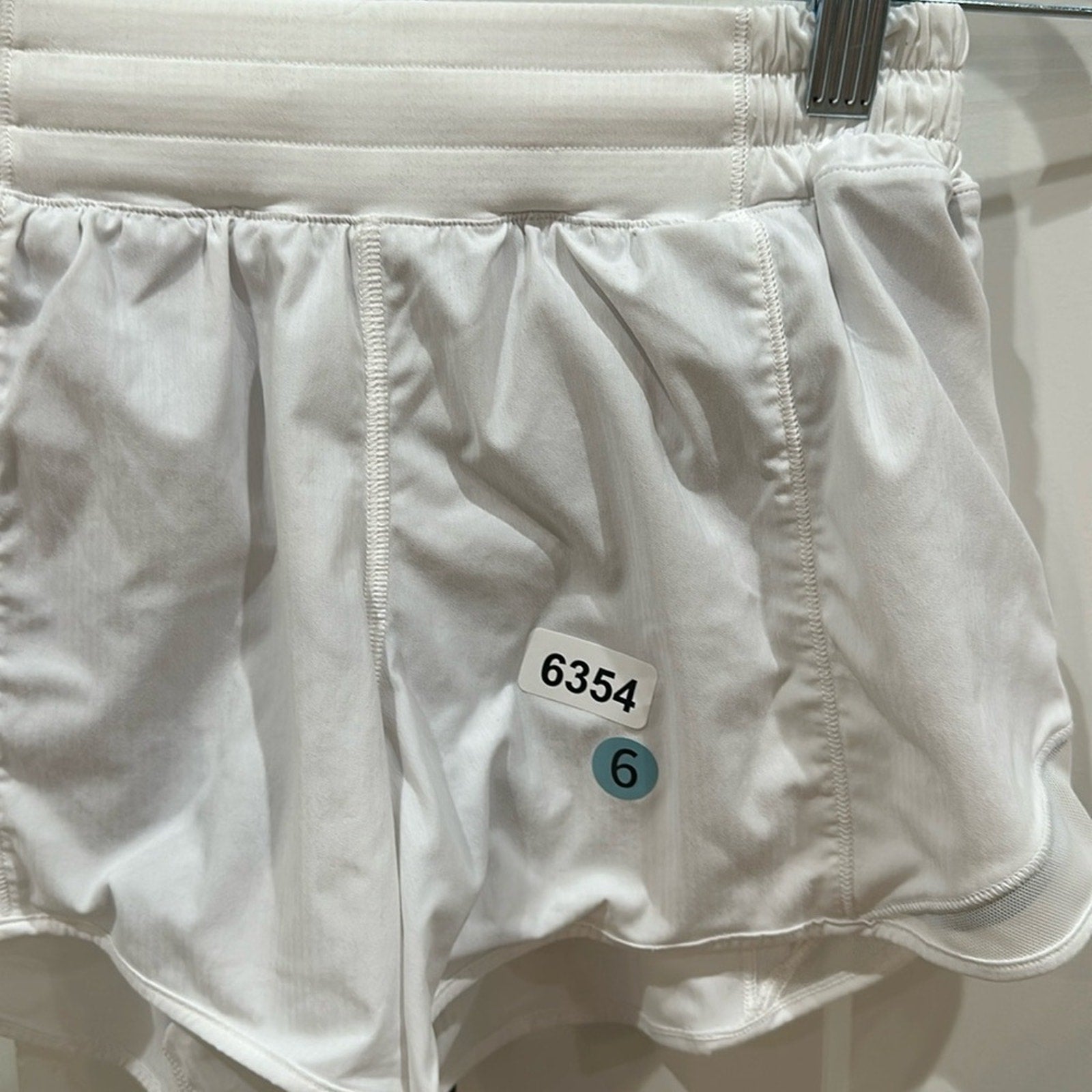 (6354) Lululemon Hotty Hot Short II *Long 4" in SZ 6