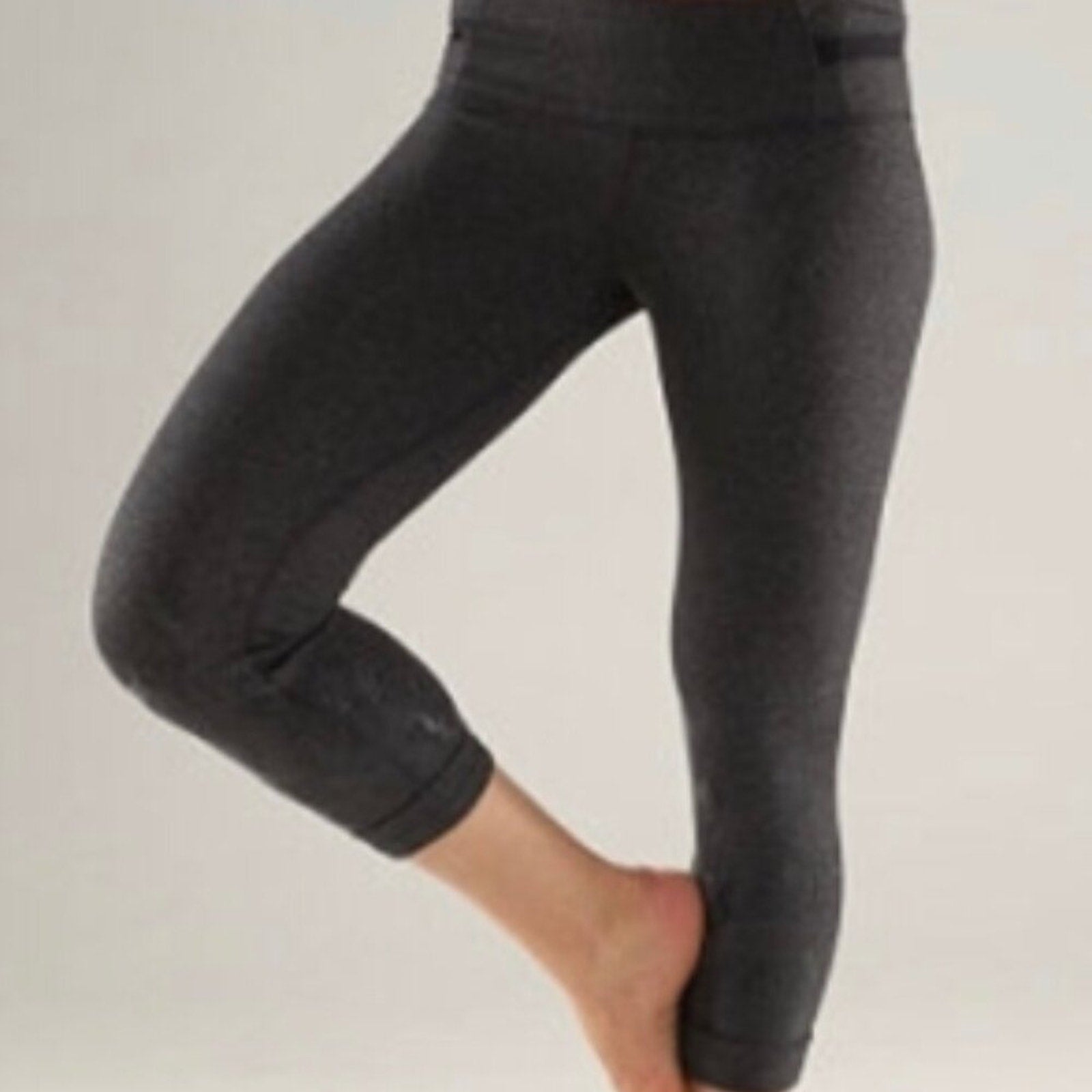 (6318) LULULEMON ACRO CROP SILICONE Sz 2 in Black