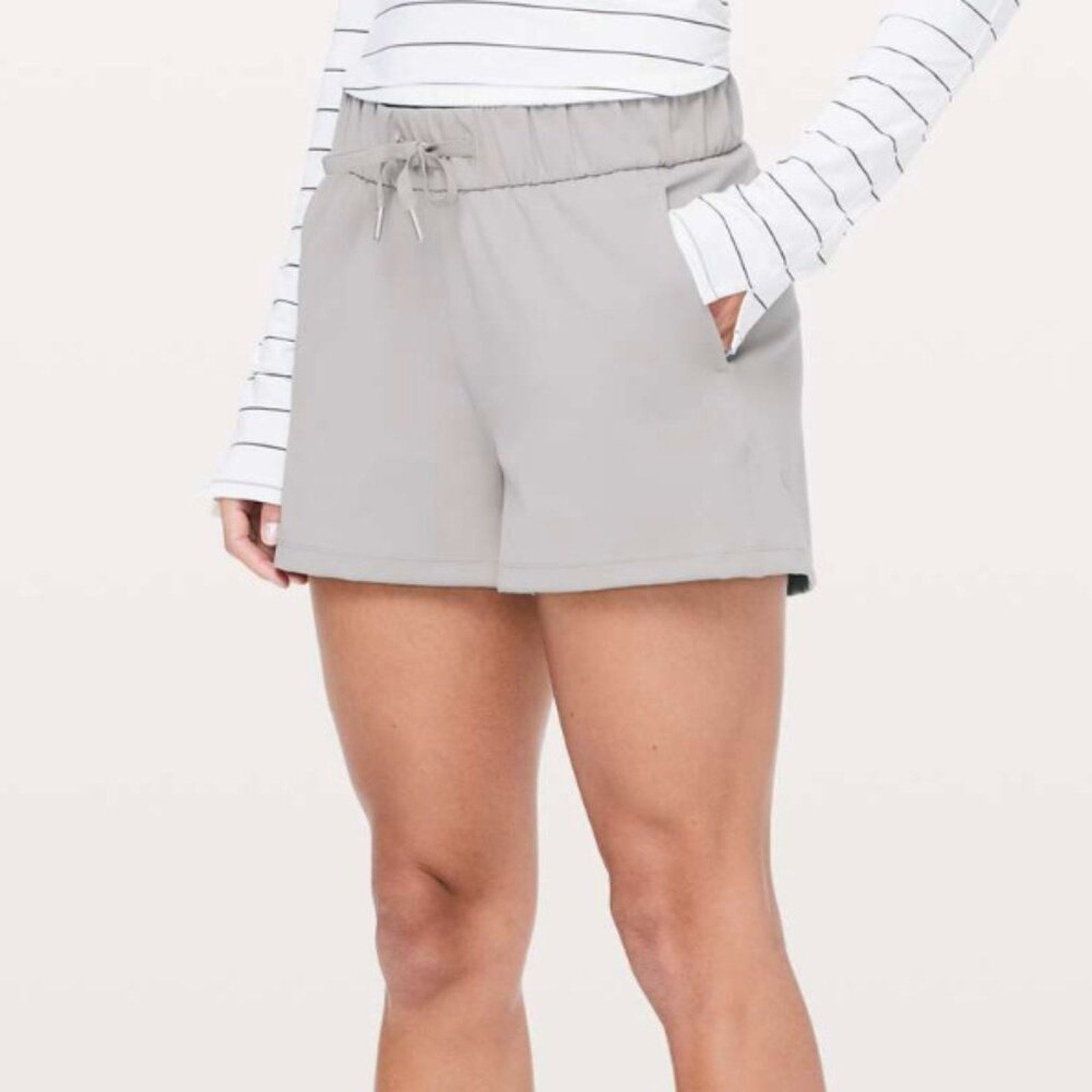 6927 Lululemon On The Fly Short *2.5" Dark Chrome Sz 4