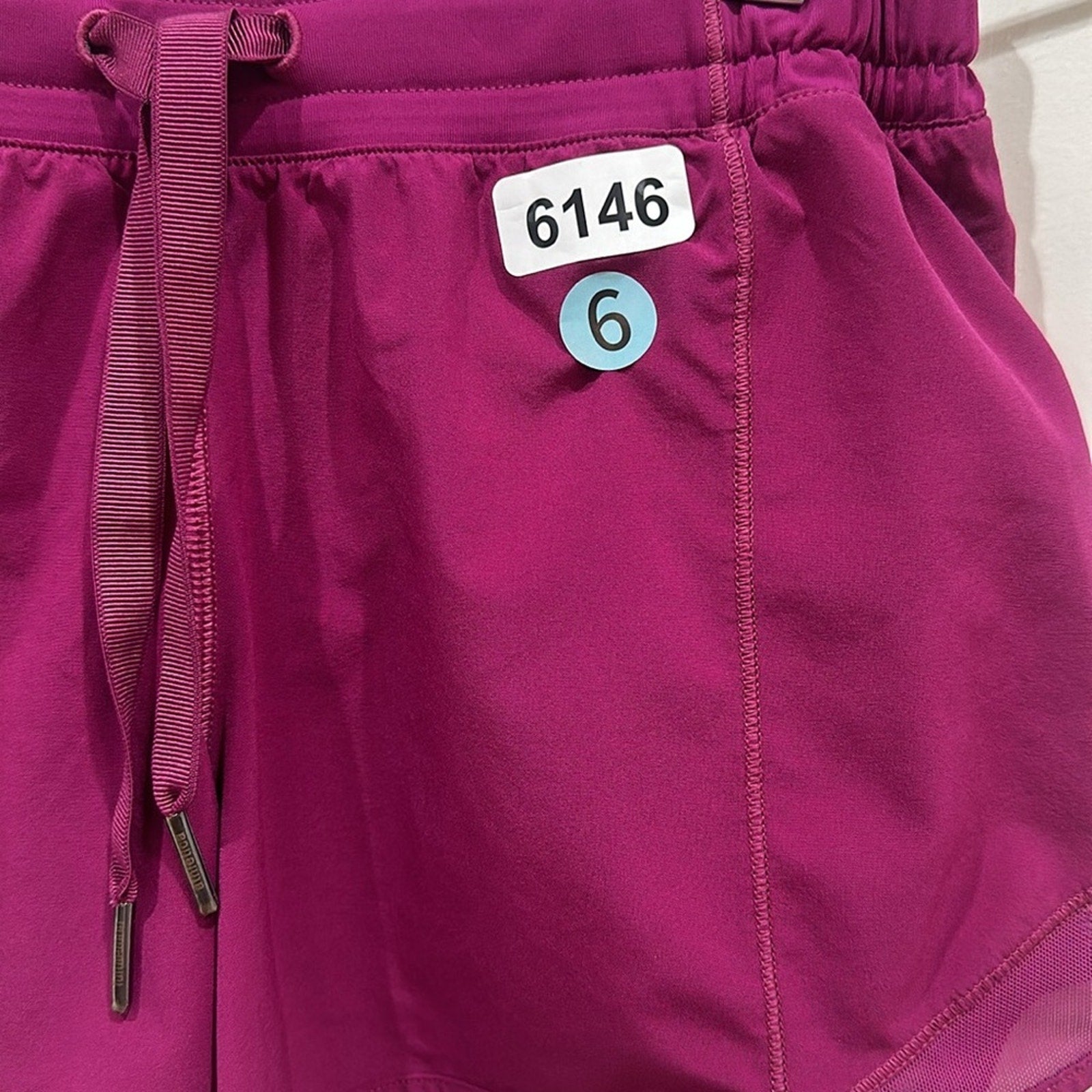 (6146) LULULEMON Hotty Hot Short (Long) 4" in Sz 6 *LOVED *EUC