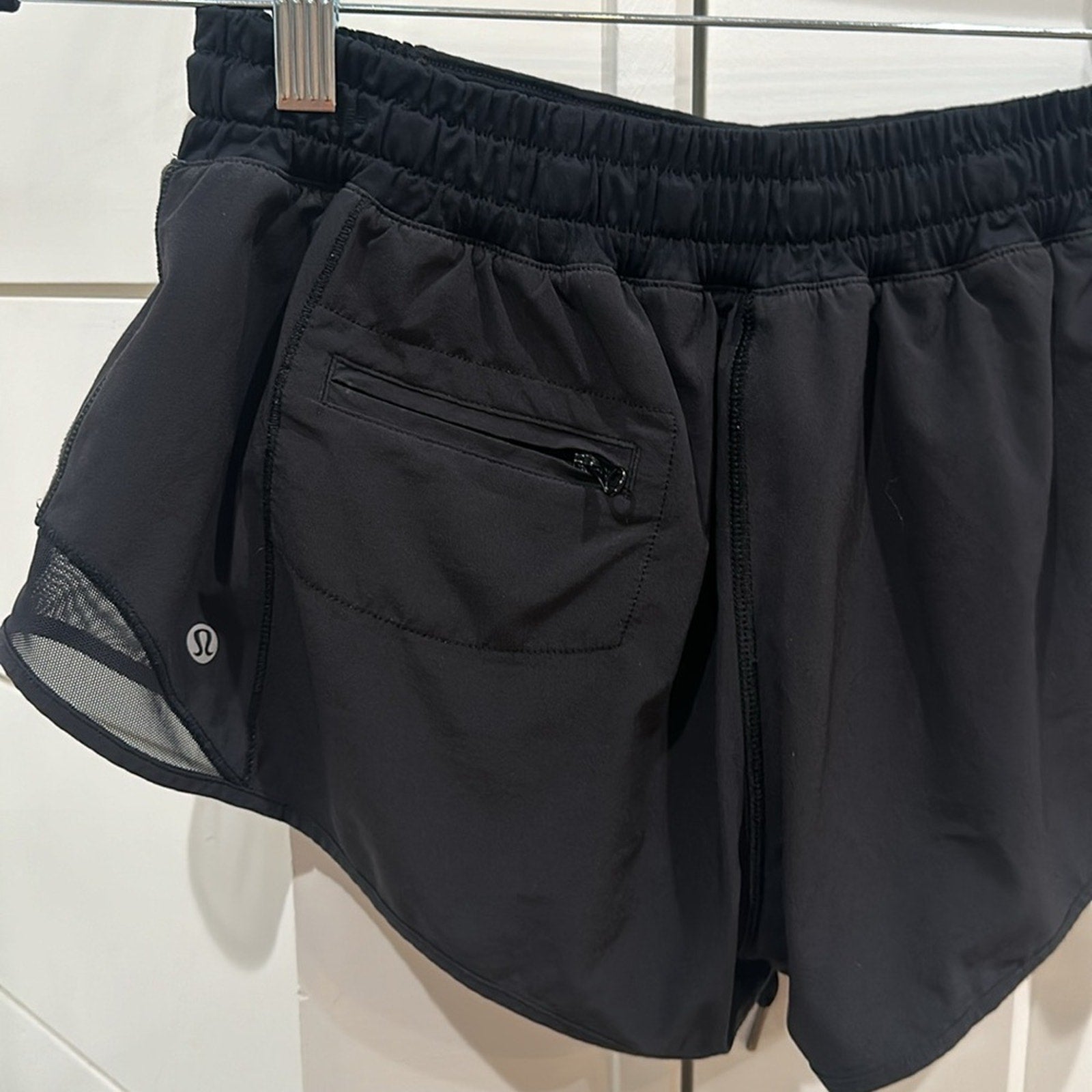 6293 LULULEMON Hotty Hot Short  2.5" in Sz 8 in Black *LOVED *GUC
