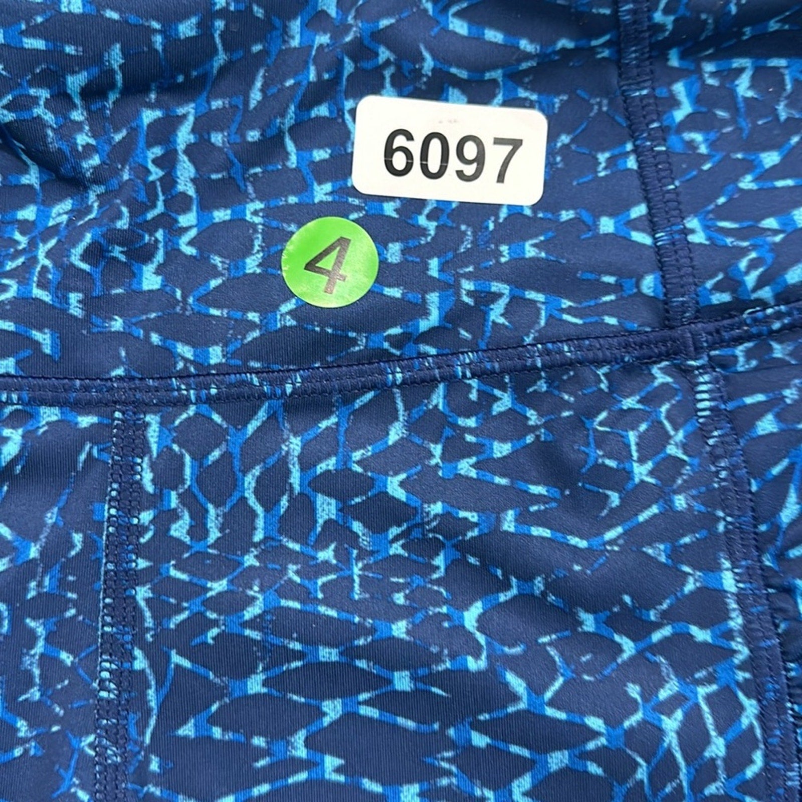 6097 - LULULEMON Speed Track Short Sz 4 **LOVED**