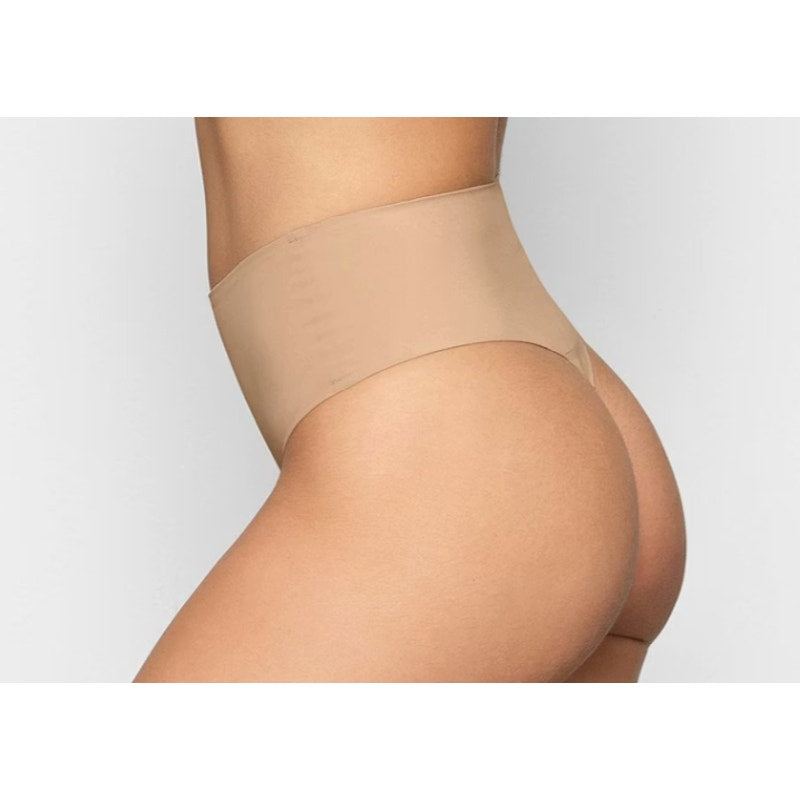 0245 NWOT SKIMS SEAMLESS THONG in SZ S/M in CLAY