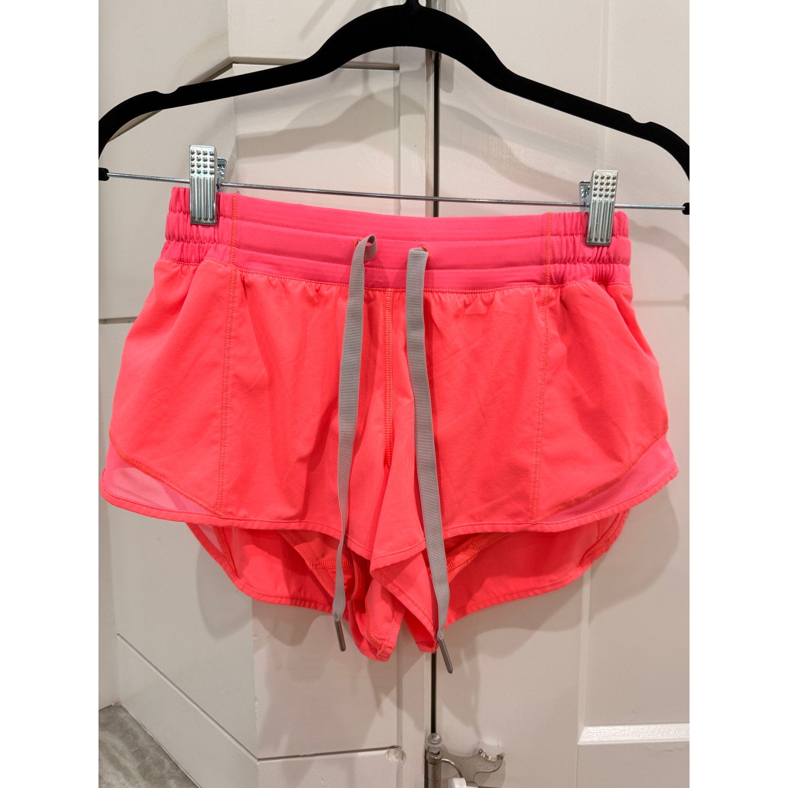 371 - Lululemon Hotty Hot Low-Rise Short 2.5" in Flash Light Sz 6