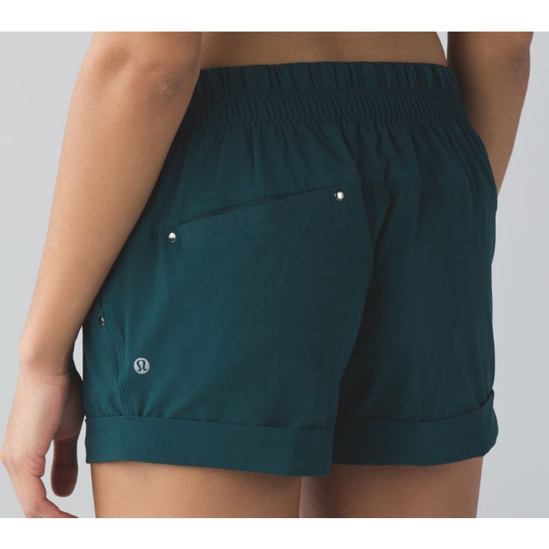 6452 LULULEMON Spring Break Away Short in Maroom Sz 8