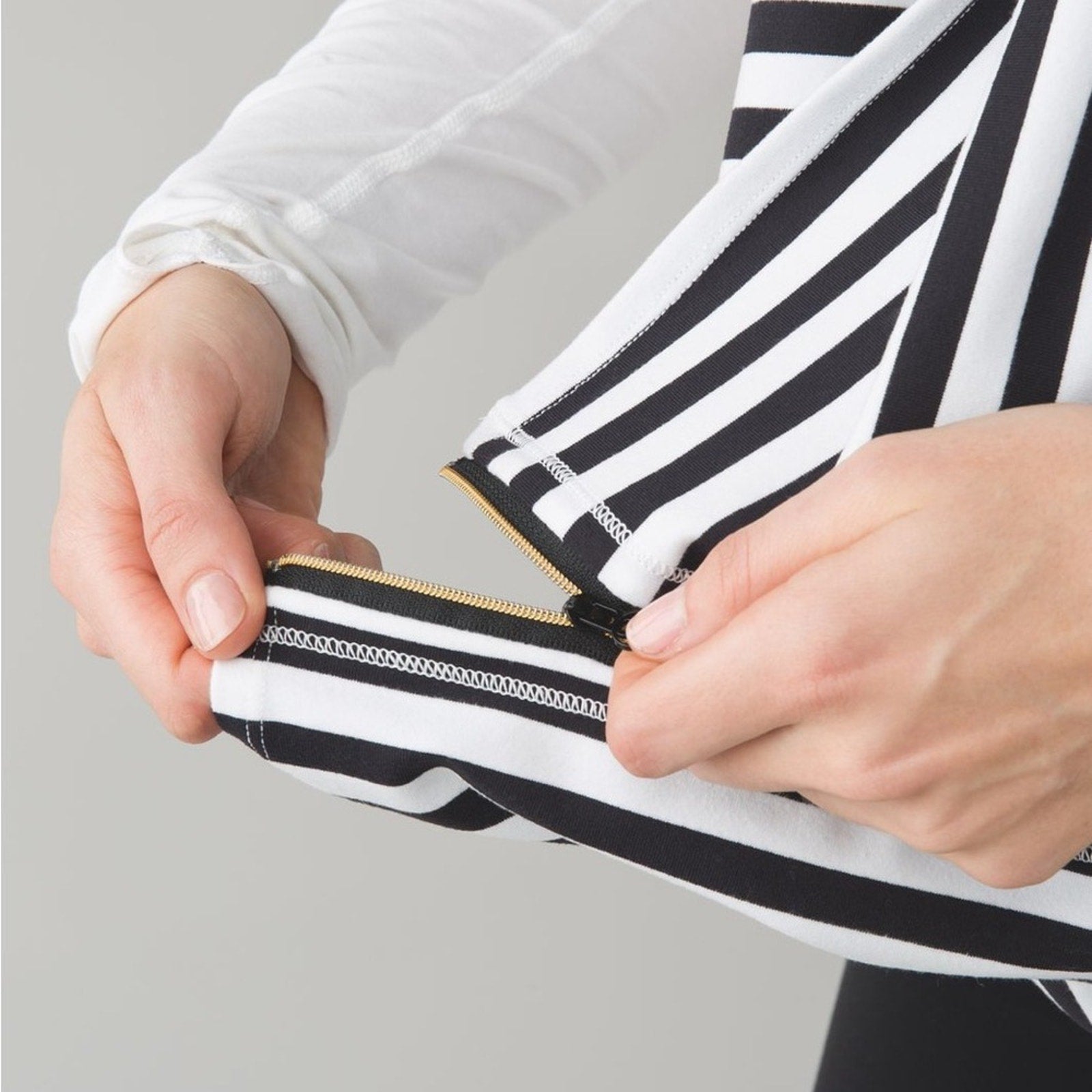 419 - LULULEMON Vinyasa Scarf *Zips Apex Stripe Black White OS