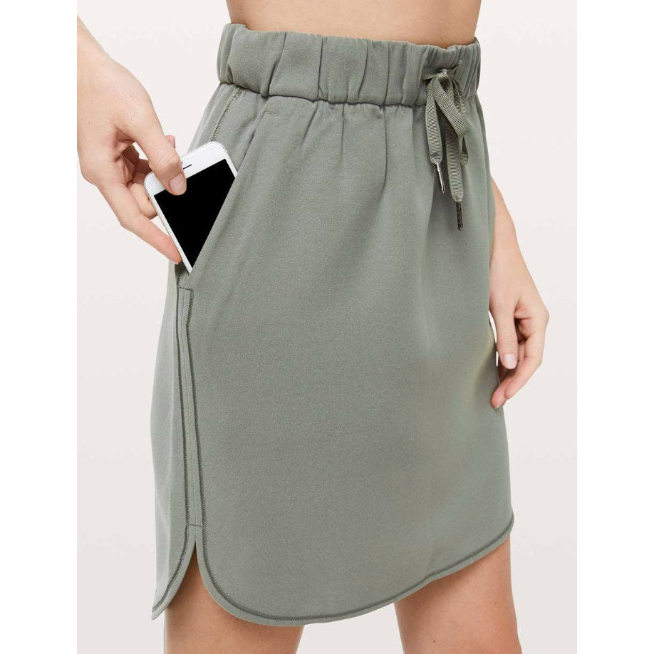 0041 LULULEMON On The Fly Skirt *Woven Grey Sage sz 4 *LOVED