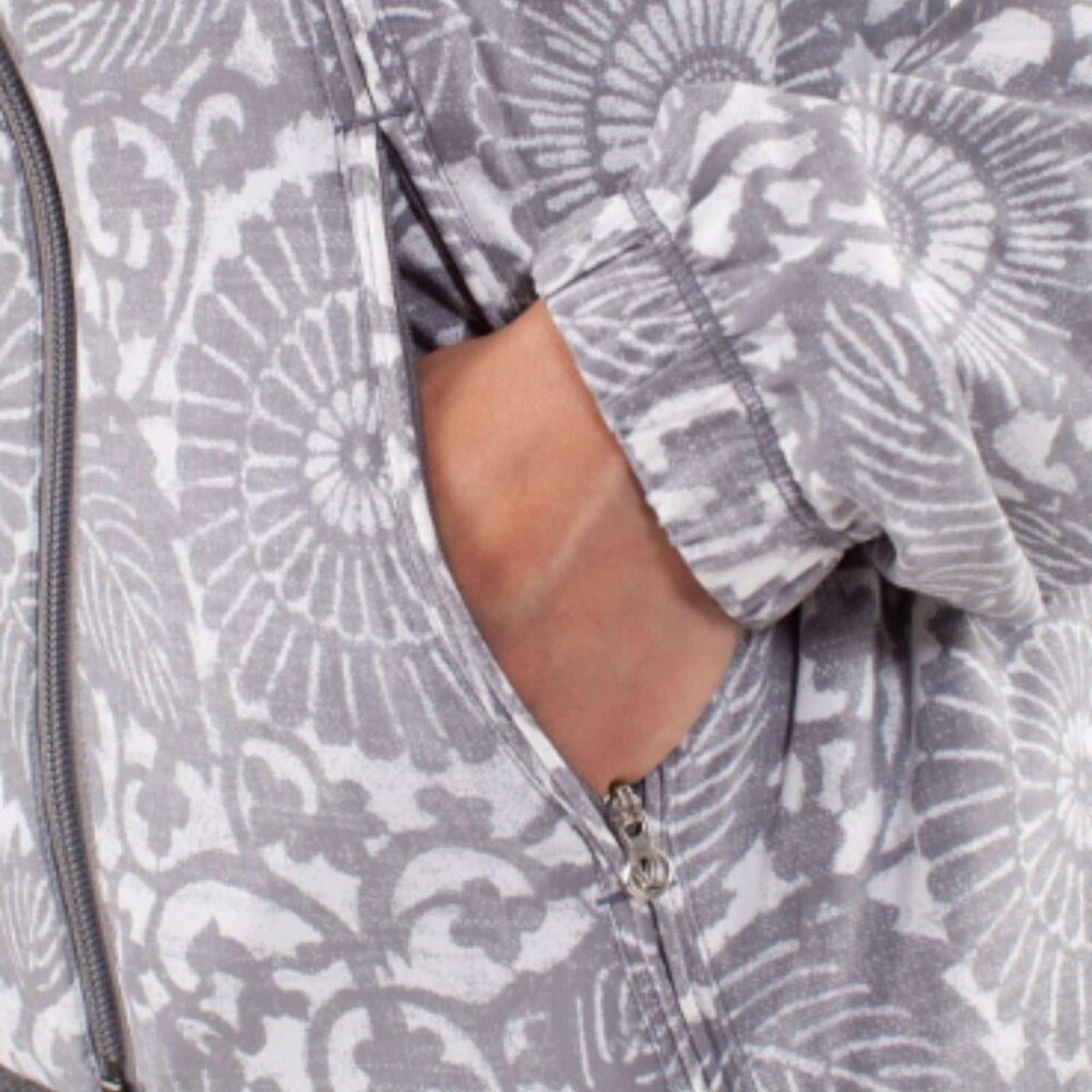 (2475) LULULEMON Run: Travel To Track Jacket *Print Sz 10/12 P2P=17.5" **LOVED**