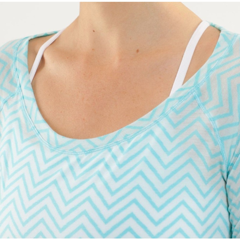 450 - LULULEMON Presence Of Mind Long Slv Texture Chevrn Angel Blue Sz 12 10