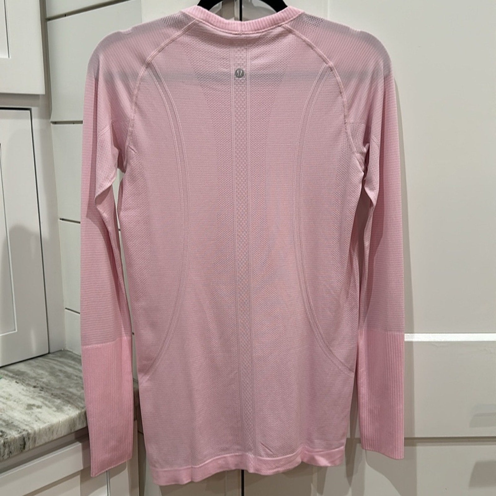 2130 - LULULEMON RUN: Swiftly Tech BREEZE Long Sleeve Crew Sz 8