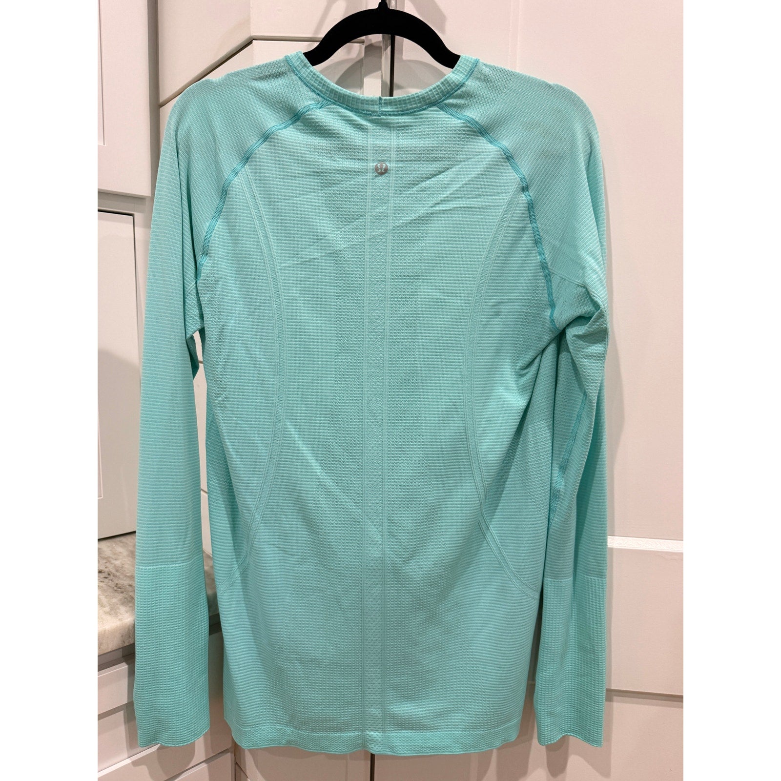 6940 - LULULEMON Swiftly Tech Long Sleeve Shirt in Menthol Sz 12 **