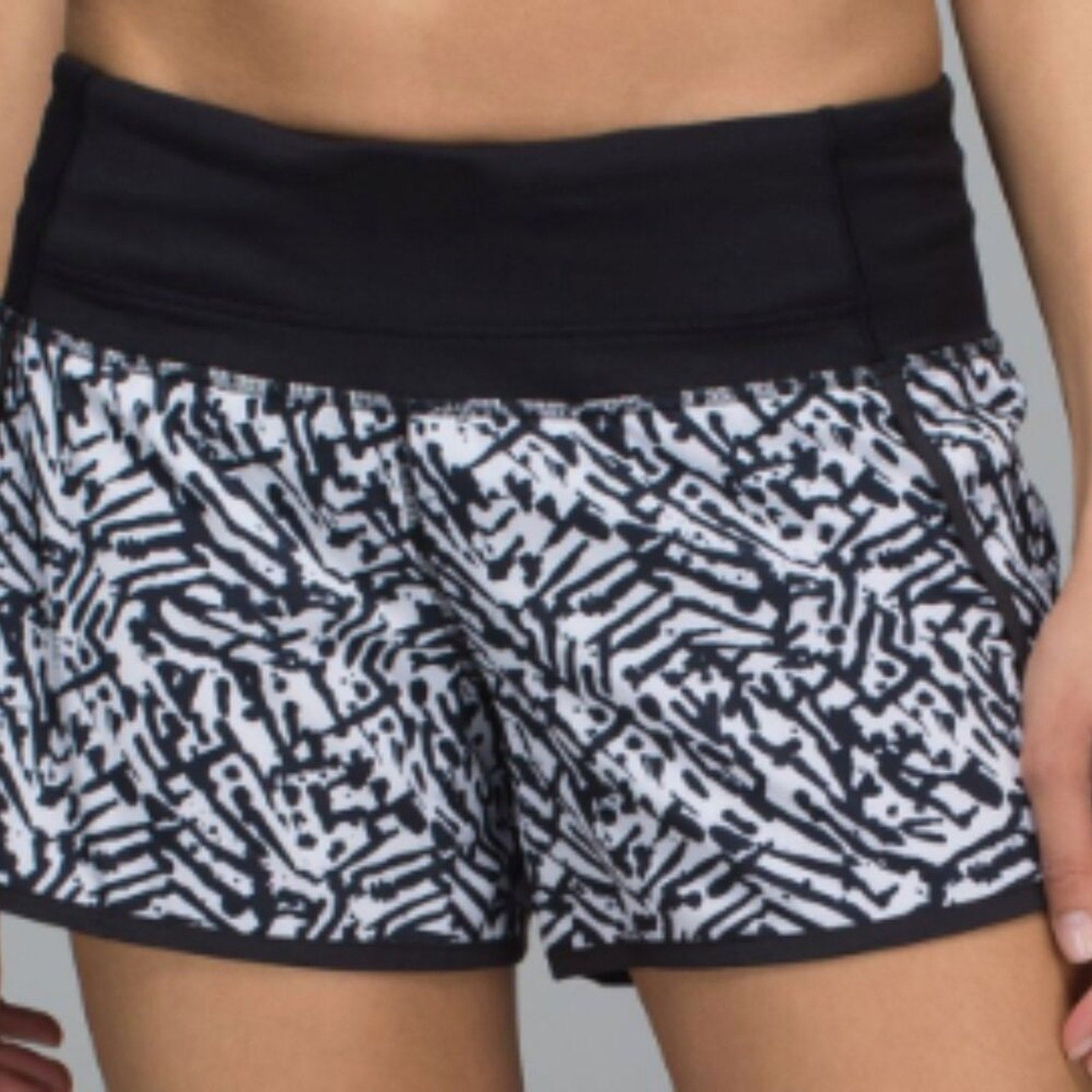 (6274) LULULEMON Run Times Short *4-way Stretch 4" in Brushed Animal in Sz 8